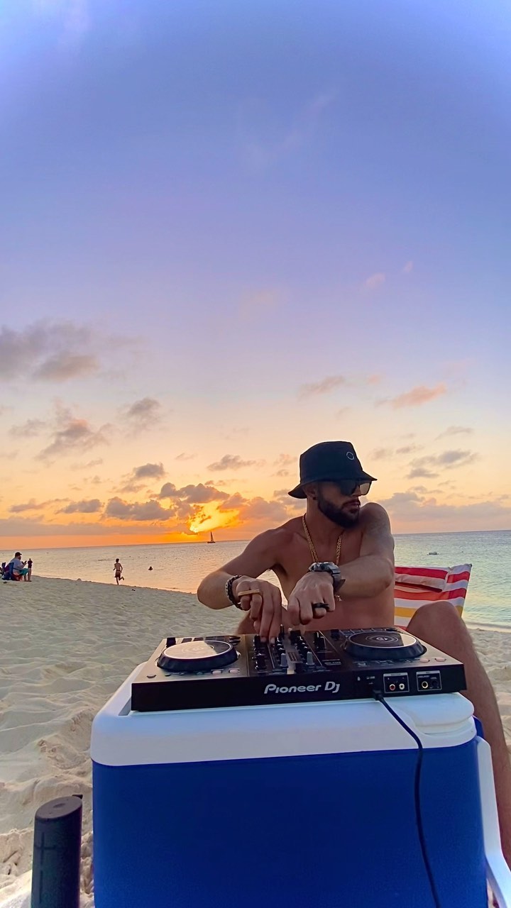 A new year & countless blessings to be made.
A fresh mix for you guys on an Arubian Sunset in the Caribbean. Enjoy the good energy & vibes as I stumble upon this life that speaks to me. Life is good if you become good to it.
#torontodj #liveentertainment #livedjing #musician #amapiano #aruba #caribbean #ddj400 @talentless