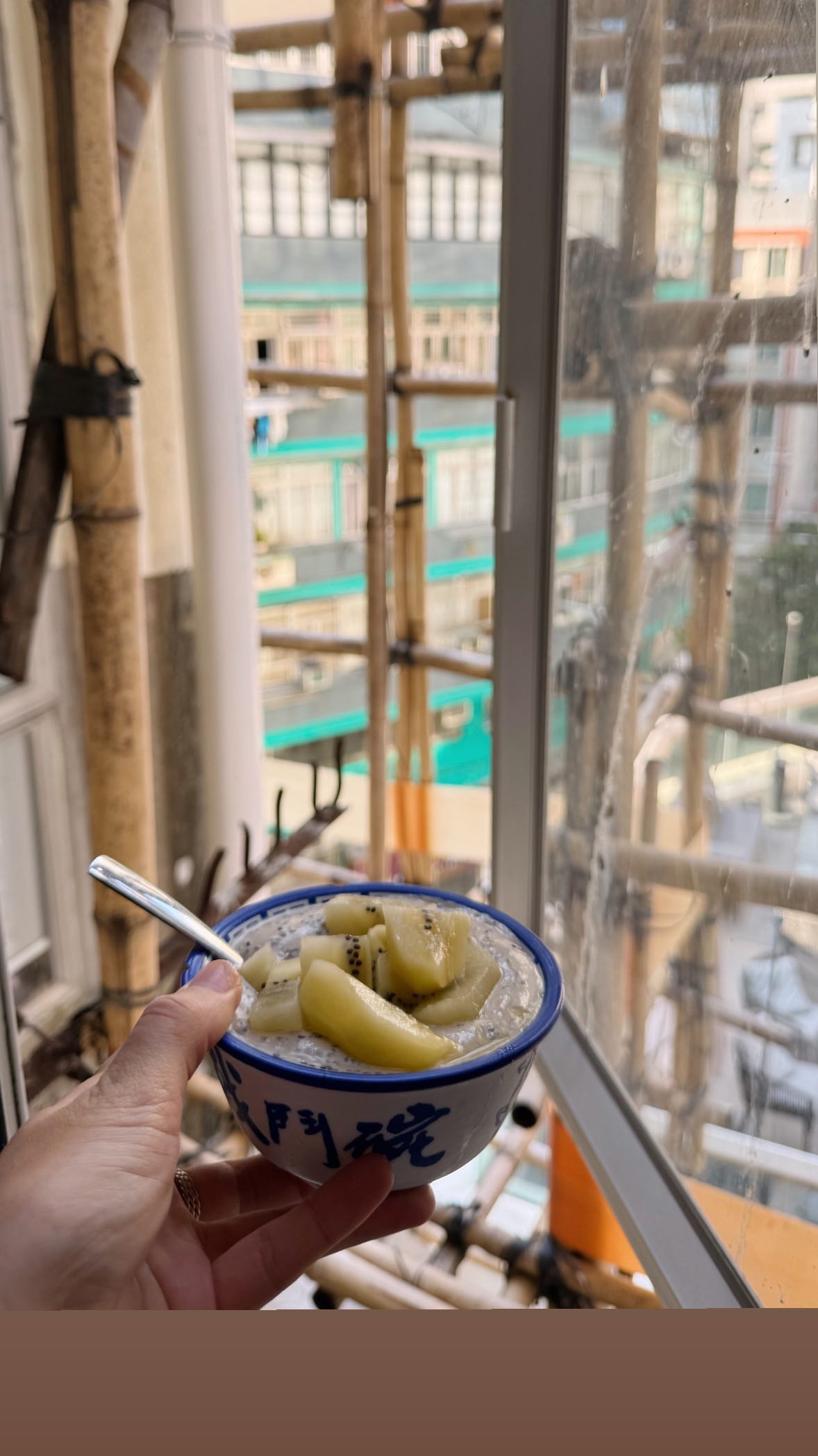 ✨Tofu & Banana Cream✨
✅ Vegan
✅ Gluten-free
✅ Lactose-free
✅ High in protein
✅ Low in sugar
➡️All you need is:
- Banana 🍌
- Silken tofu 🥄
- Honey or agave syrup 🍯
➡️Mix everything together, then add your favorite toppings! 🫠
➡️Add your fav toppings :
- Yellow kiwi 🥝
- Blueberries 🫐
- Hazelnuts 🌰
- Chia seeds
❗️This is not something to eat every day for hormonal balance, but it’s a great alternative to your bowl of greek yogurt!
I make it twice a week, and I love it!
Enjoy! 🤤
•
•
•
#tofu #vegan #tofucream #healthylife #healthy #HighProtein #banana #healthydiet #bienetre #mangersainement #eathealthy