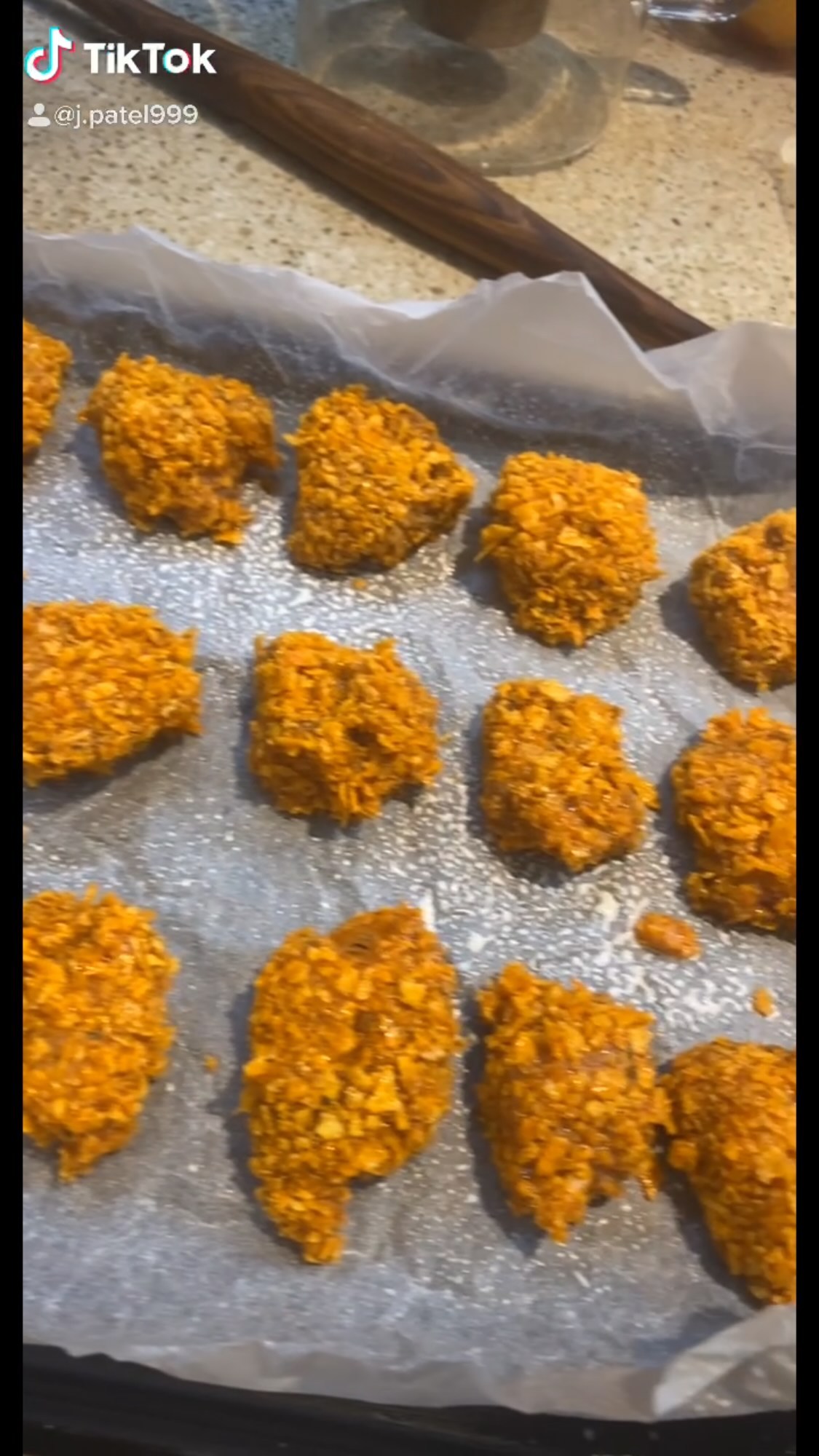 Sriracha Doritos Chicken 🔥
————————————
This tik tok trending Doritos Chicken did not fail to tantalise my taste buds today 🤤 deffo recommend it and it’s healthy too.💪🏽 around 400cals
————————————
1. Firstly, marinade 2 breast cubed chicken in 2 tspn peri salt and 2 tspn paprika. Leave in fridge for 2hrs or so.
2. Next, in a bowl mix 2 egg whites, 1 tbsp sriracha and 1 tspn grounded pepper until fully combined.
3. Next, bash up a big bag of Doritos chilli heatwave (or any flavour you want) crisps until a crumb forms.
4. Now, take each cube of chicken and coat in egg wash, then in Doritos crumb and set onto a greased baking tray.
5. Bake the chicken bites on 200 degrees celcius for 20-22 mins.
6. Remove the bites and serve with a garnish of spring onions or hot sauce.
————————————
#tiktok #fyp #instadaily #instagood #doritos #crispychicken #chicken #snack #sriracha #yummy #instafood #foodporn #foodblogger #spicyfood #spicy #meat #healthy #baked #viral #trending summer