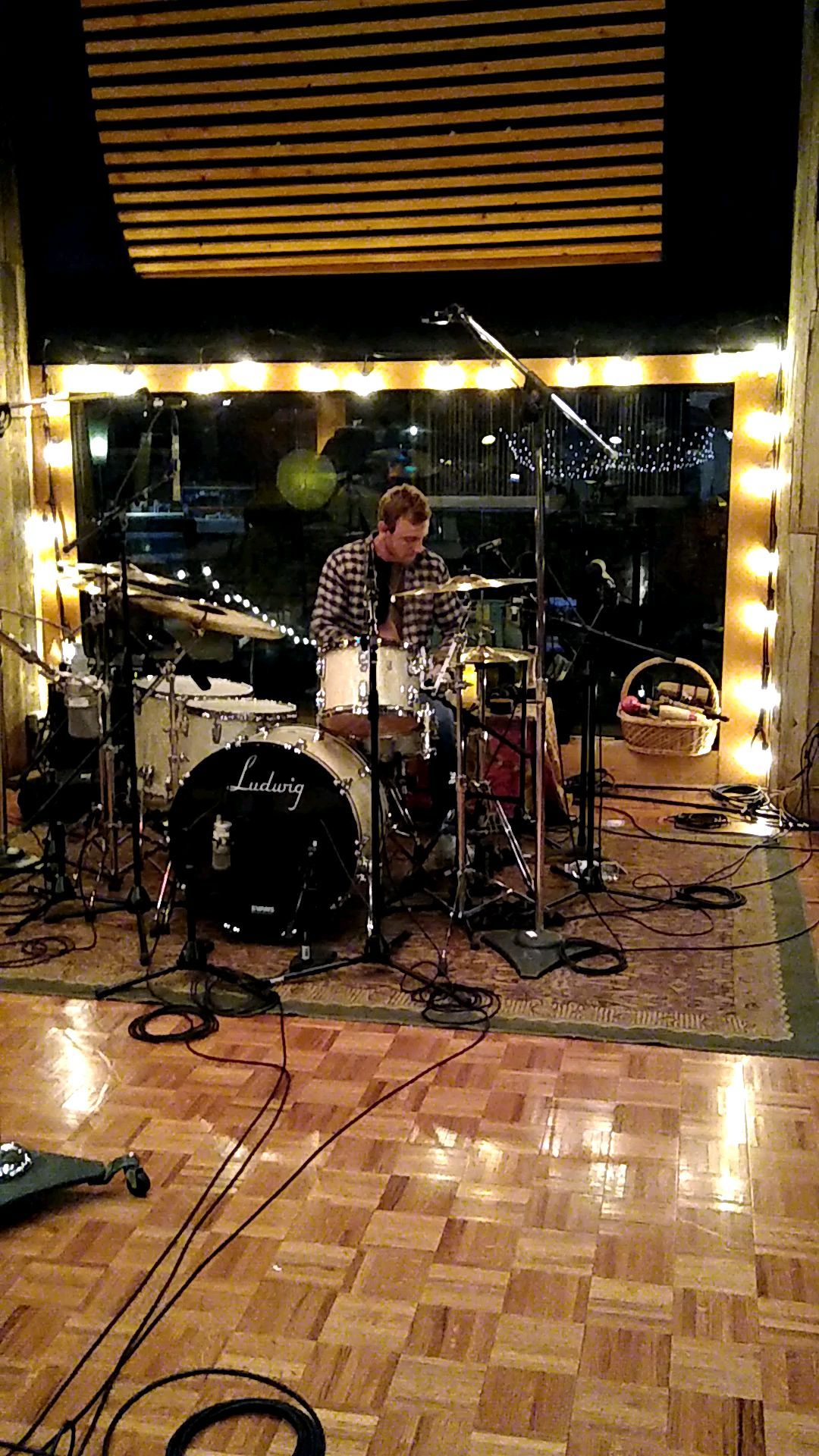 Soundcheckin...
@donnie_marple
@wally_b5
-
-
#drums #soundemporium #studio #donmoen
#drummer #guitar #electricguitar #line6 #prsguitars #g&lguitars