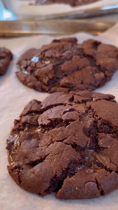 Yes that's a Prism Bakes cookie creation ๐ Exclusively available at Chai Guys, Seven Dials Covent Garden โจ @chaiguys
Repost by @_reposta
โโโ
"Come behind the scenes with @gabebab3 to find out how our vegan chocolate chai cookie was born ๐ช
#chaicookies #vegancookies #veganlondoner #veganlondon #chailover #chaitea "