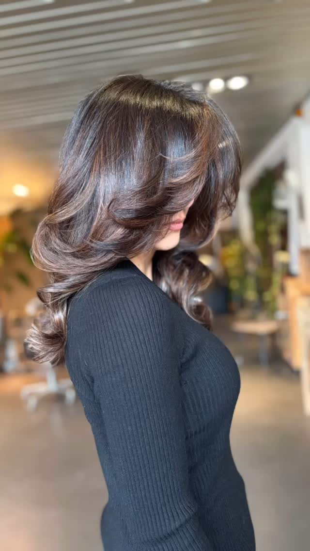 Enhancing Vanessa’s natural dark brown haircolor with a hint of mocha using one of our signature balayage technique.
Ready to enhance your look with us as well?
#bookyourappointmentnow✔️
www.eorganicsalon.nl
#ecosalon #scalpcare #organichaircare #hairinspo #bestsalonnearme #eorganicsalon #balayageexpert #enhancingnaturalbeauty #organiccolorist #naturalhair