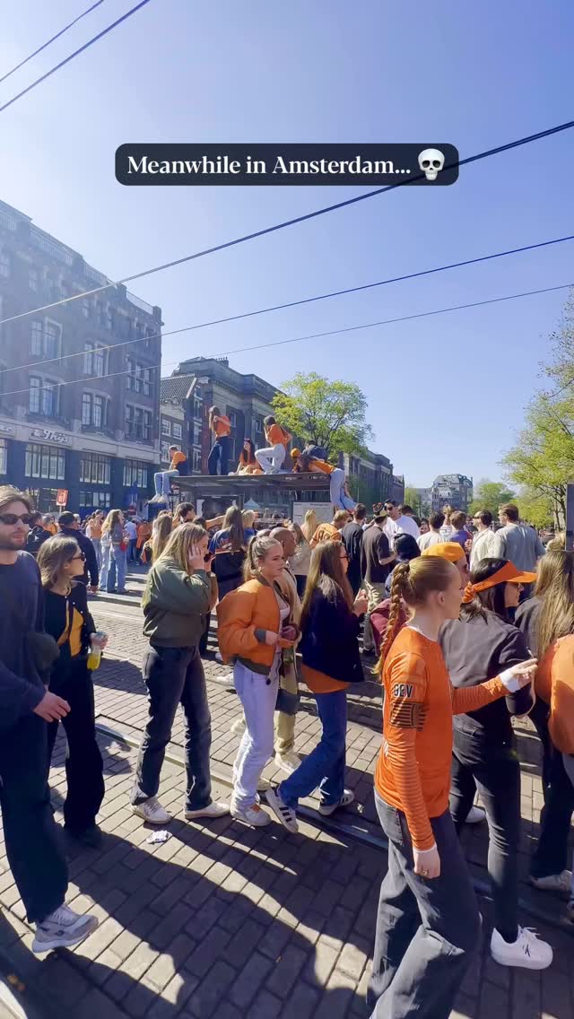 Lowkey panicking about that glass the whole time 😅
#amsterdam #kingsday #netherlands #nederland #koningsdag #travel