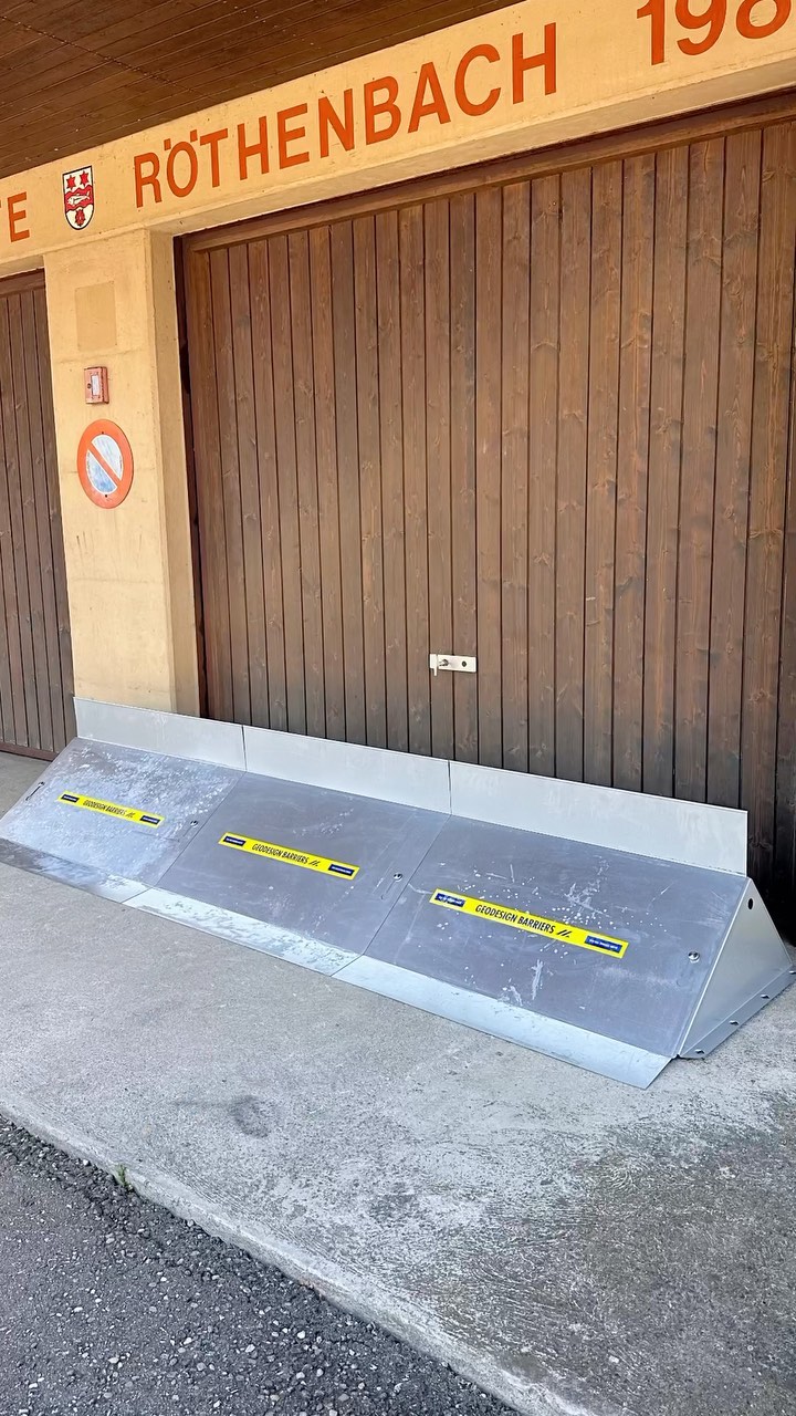 🌊🛡️ Hochwasserschutz auf neuem Level! 🛡️🌊
Wir sind absolut begeistert von der ELEMENTAL E52 Flood Barrier! Der Aufbau geht blitzschnell und das System ist so einfach zu handhaben - einfach genial! 💪🏽 Mit dieser Innovation werden wir in der Schweiz einige Fähigkeitslücken im Hochwasserschutz schließen. 🇨🇭
Die ELEMENTAL E52 Flood Barrier überzeugt in jeder Hinsicht. Sie bietet nicht nur hohe Stabilität und Robustheit, sondern auch eine flexible Anpassung an verschiedene Längenanforderungen. ♻️ Diese nachhaltige Lösung ist nicht nur effektiv im Schutz vor eindringendem Wasser, sondern auch wiederverwendbar für einen langfristigen Einsatz. Weniger Wartungsaufwand bedeutet mehr Zeit für das Wesentliche!
Mit dieser bahnbrechenden Technologie sind wir bereit, die Herausforderungen des Hochwasserschutzes anzugehen und unsere Schweizer Gemeinden noch sicherer zu machen. 💙 Bleibt dran, denn wir sind fest entschlossen, weiterhin an innovativen Lösungen zu arbeiten!
#ELEMENTALE52 #Hochwasserschutz #FloodBarriers #SchnellerAufbau #EinfacheHandhabung #GenialesSystem #Schweiz #FähigkeitslückenSchließen #Nachhaltigkeit #Zuverlässigkeit #Robustheit #Flexibilität #Wiederverwendbarkeit #EffektiverSchutz #Innovation #Zukunftssicher #Sicherheit #Hochwasserprävention #Qualität #Lösung
Gemeinsam schützen wir unsere Heimat vor den Fluten! 💙🌊🛡️