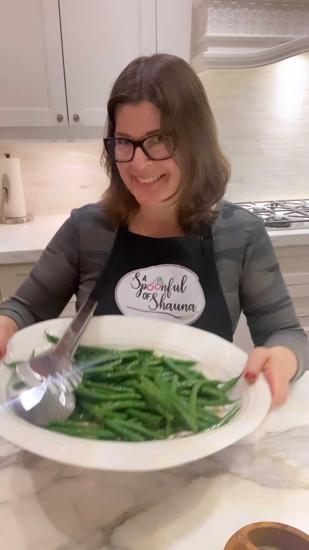 Let’s make some 5-ingredient DRESSY green beans for the upcoming HOLIDAYS! 🌿
RECIPE:
1 lb trimmed green beans
2 Tbsp olive oil
2 Tbsp red wine vinegar
1-2 cloves freshly minced garlic
3 Tbsp finely chopped fresh herbs or 1 Tbsp dried (e.g. basil, parsley, oregano and/or thyme)
Salt and pepper to taste
Blanch green beans in boiling water for 3 minutes and drain. Rinse in cold water. Pat dry and add to serving platter. Whisk together oil, vinegar, garlic, herbs and salt and pepper to taste. Serve at room temperature and enjoy!
Comment below if you will make them and follow for more easy recipes!
#holidays #thanksgivingdinner #christmasdinner #easyrecipe #dietitian #veganrecipes #viralvídeos #foryourpage #fyp #torontoinsta