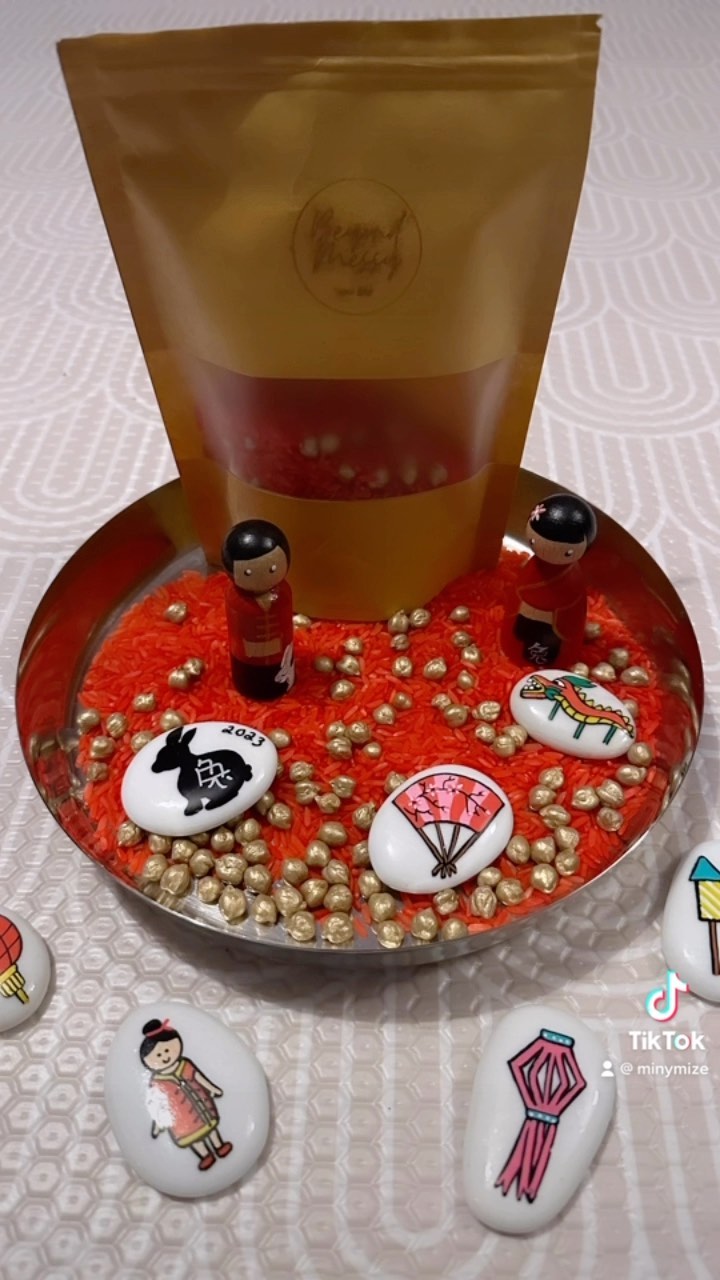 So excited for our messy play classes! We have created a few mini play bases with some lovely small businesses we love. We ordered some playbases from @beyond.messy , peg dolls from @seasidepegs for valentines and chinese new year, @playpebbles we are so happy to be using some of our previous pebbles too, and re using our lovebugs in a pot from @tiny_story_sack watch our set ups coming … if you are local to st albans why not come and join us for a messy play class on a Saturday morning 10-11 am.(link in bio)
Discount codes
@beyond.messy - BEYONDMESSY10
@playpebbles - PLAY10
#messy
#festive #personalisedgifts #colouring #learning #creatingmemories #funlearning #nurturingthelittleminds
#playandlearntoday
#cubs_at_play
#myplay4today #moppetswiki
#rihuscorner
#messyplayanyway #rainbowmumplay
#openplayyourway
#sensoryplay
#kidscraftstagram
#createandplaywithus
#createandinspireus
#messyplayideas
#messyplayalong
#playsetup
#shareyourplay #ourlittleworldofplay