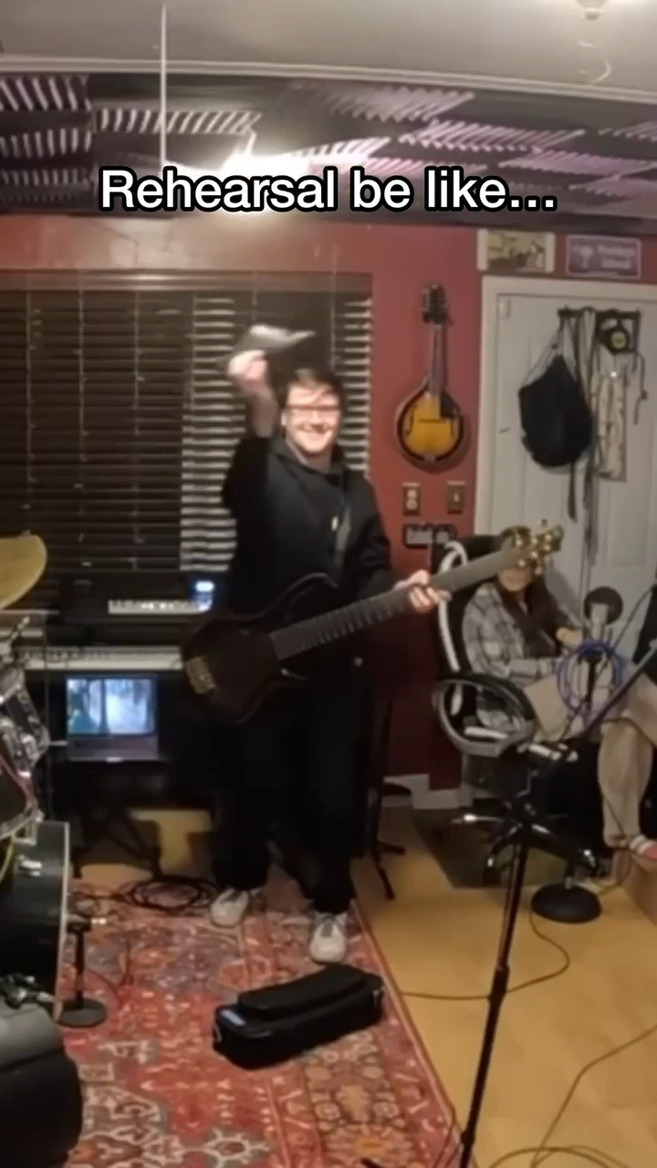 It's taken years to perfect the "divebomb tone" 🤣✈️
#funny #funnybandmoments #bandmoments #band #rehearsal #rehearsalvibes #funnyvideos #flyingshoe #guitar #bass #drums #singing #worthyofdawn