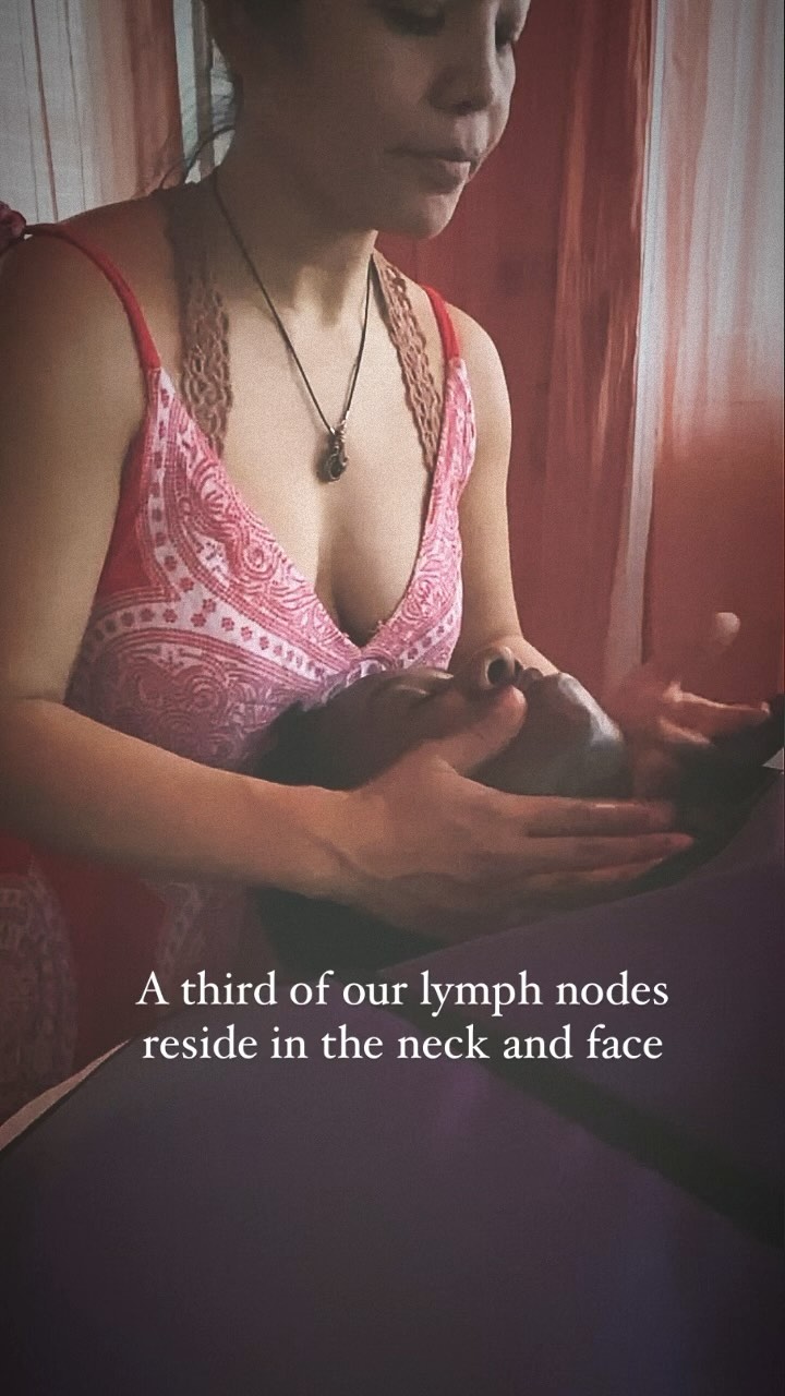 Did you know that a third of our lymph nodes live in the neck and face? These tiny, bean-shaped structures play a crucial role in filtering and removing toxins and waste products from your body.
That’s why I focus on bodywork in these areas, to help stimulate lymphatic drainage and promote healthy circulation. By reducing congestion and inflammation, you can improve your overall well-being and even achieve a more radiant complexion.
Take care of your lymph nodes and your body will thank you!
#lymphatichealth #neckandfacebodywork #healthylifestyle
Let’s get it 💃🏽