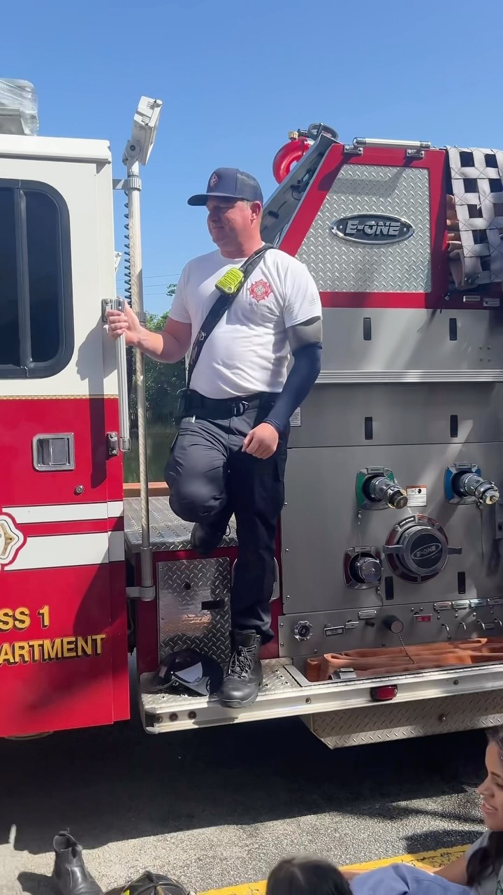 Summer fun on fire!🔥 The kids had a blast exploring the firetruck and learning about our everyday heroes. Thanks to our local firefighters for making this day unforgettable! 🚒🧯❤