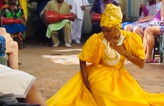 sweet mother oshun,
your love
continues
to set me free.
grateful to be
called one of your own. 🌻
maferefun iyalode…all the days of my life. 🦚
- - - - -
happy oshun day to her children and those who have been healed by her honey! 🍯