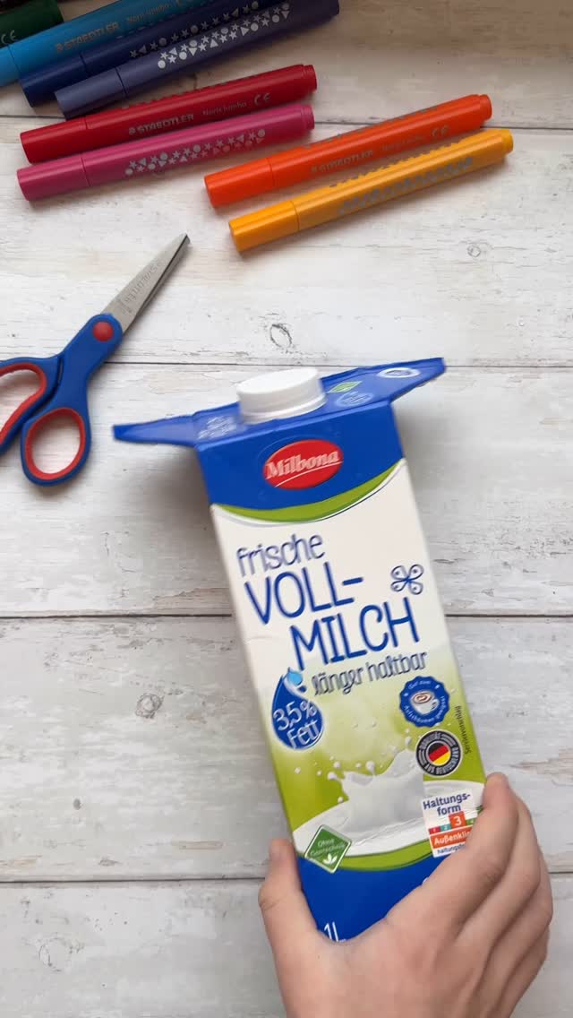Milchtüten Upcycling ♻️
Aus alten Tetra Paks kann man was richtig praktisches mit den Kindern basteln. Was du dafür brauchst? Nur den Karton, eine Schere und ein paar Stifte deiner Wahl.
Ich bewahre darin meine Visitenkarten und mein Sohn, seine Pokémon Karten auf. Für was würdest du das DIY nutzen?
#milchtütenupcycling #tetrapakupcycling #upcycling #bastelnmitkindern #ausaltmachtneu #pokemonkarten #diymitkindern #diyideen