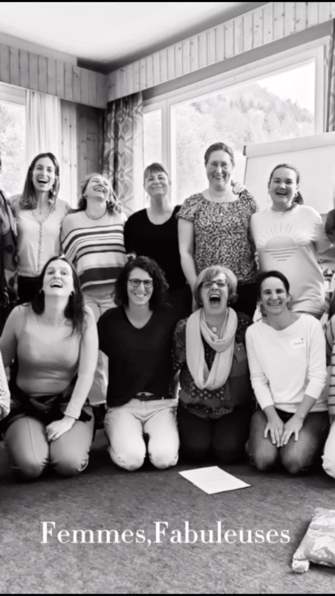 Femmes, Fabuleuses.
Voilà bientôt une semaine que quatorze femmes se sont données rendez-vous pour vivre le rendez-vous d’une vie: celui avec soi-même.
De la vingtaine à la septantaine, elles ont toutes trouvé le courage d’avoir peur pour se (re)trouver et vivre ces moments magiques et hors du temps. Enrichies de leurs expériences de vie, elles ont illuminé ce week-end de leur joie de vivre et de leur sourire et sont reparties enrichies et rassurées dans leur source de lumière intérissable.
A la question : « Femme, Fabuleuse, vois-tu seulement la merveille que tu es? » il ne pouvait y avoir qu’une même réponse à la fin du week-end: oui je le vois.
Et nous aussi.
L’aventure Femmes, Fabuleuses ne fait que commencer.
www.muntu.ch