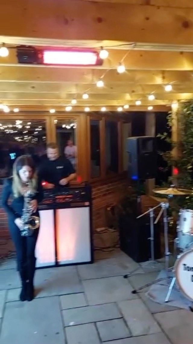 This was such an awesome gig with @funkdarealm and @tomjparkin @tomparkindrums #livemusic #djandsax #saxlive #saxophone #liveperformance #djset #saxplayer #giglife #awesomevibes #positivevibes #partytimes #saxdj #shuremicrophones #altosax #improvising