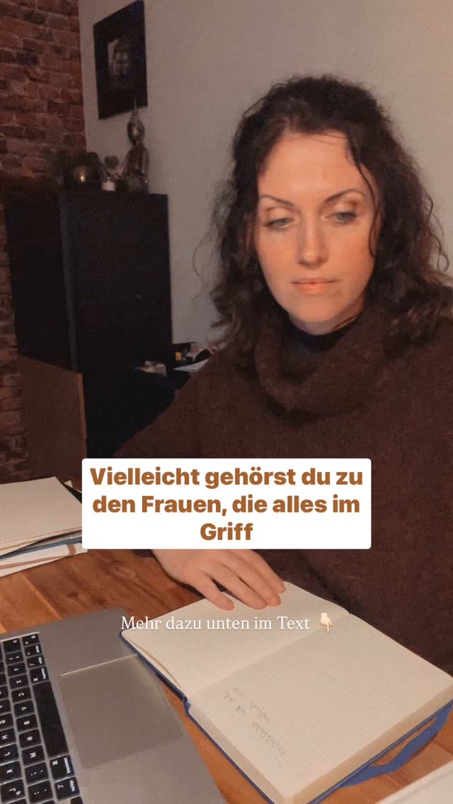 Manchmal ist Stärke einfach die einzige verfügbare Strategie.😐
Wenn du als Kind funktionieren musstest,
wenn es keinen Raum gab für Emotionen, Nähe, Abhängigkeit –dann hast du gelernt:
Mach’s selbst.Sei ruhig. Sei verlässlich. Sei stark.
Von außen sieht das aus wie Kompetenz.
Von innen oft wie ständige Alarmbereitschaft.
Und nicht selten – wie Einsamkeit. 🫣
In der Regressionsarbeit, in der Arbeit mit dem inneren Kind, gehen wir oft genau an diese Stelle zurück –
dorthin, wo Stärke die einzige Option war.
Und dort darfst du heute etwas tun,
was damals vielleicht nicht möglich war:
❤️
Du darfst die Emotionen fühlen, die du früher unterdrücken musstest.
Du darfst annehmen, was da ist.
Du darfst die Situation neu bewerten.
Du darfst erkennen, welche wahre Stärke du aus ihr mitgenommen hast.
Und du darfst loslassen.
Die Kontrolle.
Den Drang, immer zu funktionieren.
Die Angst, dich fallen zu lassen.
Du darfst beginnen, Vertrauen aufzubauen.
Unterstützung zu erkennen – und sie wirklich anzunehmen.
Dem Leben wieder zu vertrauen.
❤️
Dieser Prozess ist immer individuell.
Und jedes Mal tief bewegend.
Melde dich gern, wenn dich das ruft.
www.holistictouch.net
Beata❤️
hypnose #regression #rückführung #entspannung #stärkeloslassen #emotionaleheilung #innereskind #regressionsarbeit #selbstregulation #loslassenlernen #achtsamkeit #persönlichkeitsentwicklung