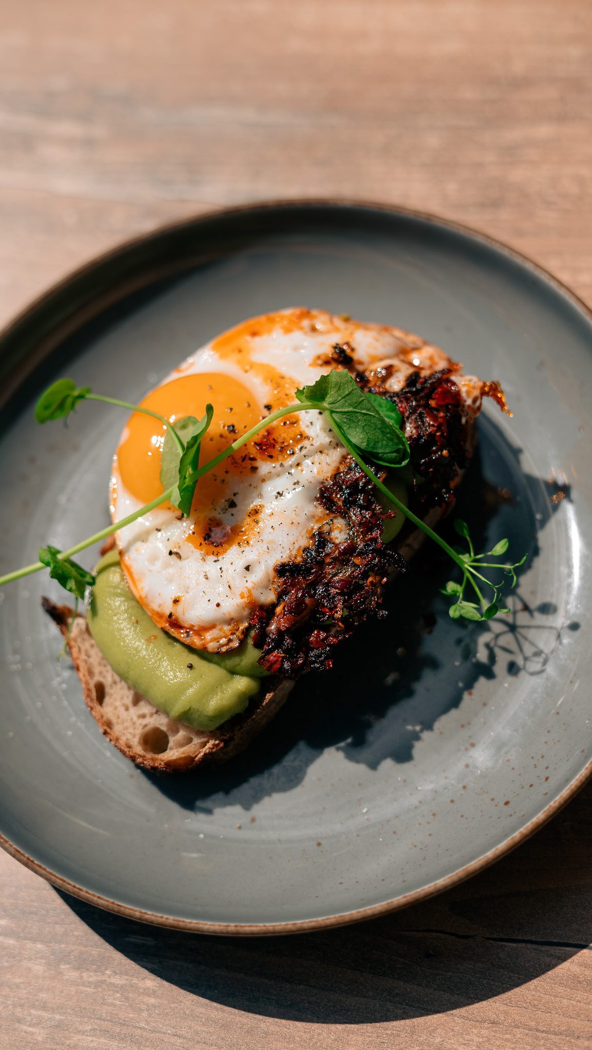 Fresh on the menu: crispy chili oil ei met avocado en zuurdesumbrood! Ready to spice up your day. 🌶️🥑🍳 #newonthemenu
