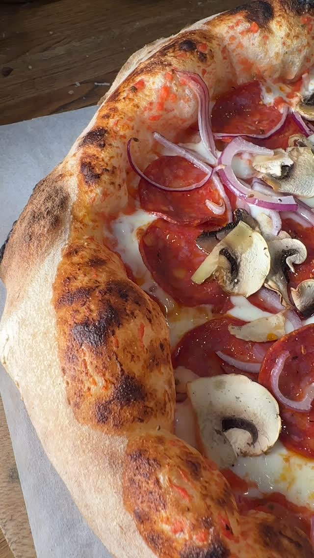 Pizza med ‘Pepperoni’ 🧅 og 🍄🟫
Oppskrift i kommentarfeltet:)
#napolitanskpizza #pizzashop #pizzalovers #hjemmelagetpizza #tipo00 #pizzaoppskrift #le5stagioni #pizzarecipe #neapolitanpizza