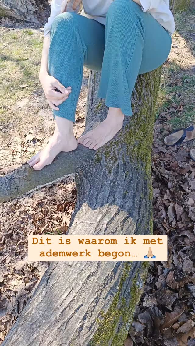 Ik zat net een paar weken thuis. Overspannen - mijn hoofd voelde oprecht zoals deze emoji 🤯
De huisarts verwees me naar de praktijkondersteuner. En hoewel het een heel aardige vrouw was en ze praktische tips probeerde te geven, kon ik er helemaal niets mee. Want ik wíst al dat mijn batterij leeg was. En dat ik de tijd moest nemen om die weer te laten vullen. Maar dit was niet wat mij daarbij ging helpen. Praten was niet zo mijn ding. Na twee gesprekken beëindigde ik het contact.
Kort daarvoor had ik een eerste ervaring gehad met verbonden ademen. Die ervaring had veel in me losgemaakt, dus die weg wilde ik wel in. Ik boekte een 1 op 1 sessie. Het werd een intense sessie met heel veel verkrampingen en emoties. Ik vond het bizar dat dat kon ‘alleen maar door te ademen’. Maar de intensiteit maakte me ook bang om het nog een keer aan te gaan…
Toen ik een paar maanden later met Rebirthing Breathwork begon was dat zo’n andere ervaring! Dit was zacht, liefdevol, niet pusherig. Oók intens, maar op een totaal andere manier.
En ik wist ‘dit gaat mij helpen’. And it só did ♥️
Nog altijd ben ik intens dankbaar voor die eerste ervaring. Want die heeft het eerste stukje van het pad naar de adem voor me gelegd.
Als iets hiervan jou raakt en je misschien ook weleens een zachte verbonden ademsessie zou willen proberen: mijn DM staat voor je open 🙏🏼
#ademwerkdriebergen #ademwerkzeist #ademwerkdoorn #nietzweverigweleffectief #persoonlijkeontwikkeling #hoehetvoormijbegon