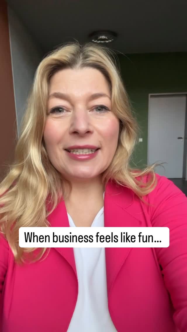 Wenn sich der meiste Teil deines Jobs oder Businesses nach Spaß anfühlt, dann hast wahrscheinlich dein Traumbusiness gefunden.
Ich kann nach 15 Jahren Selbständigkeit sagen, ich hab’s erreicht. Mein lang ersehntes Ziel, meinen Wunsch, nämlich das zu machen, was mir Spaß und Selbsbestimmtheit gibt und mir ermöglicht, mit Menschen an Ihrem Herzensbusiness zu arbeiten und sie damit voranzubringen.
Nicht immer ein ganz leichter Weg. Aber ich hab’s mir wahrscheinlich oft selbst schwerer gemacht. Habe mir eher Herausforderungen gesucht.
Love it. Love kreative Marketingberatung für tolle Businesses.
Wenn du den kurzen und leichten Weg für dich und dein Business finden möchtest, ja dann lass uns gemeinsam die Funken fliegen lassen. (Link zum Erstgespräch in der Bio)
#marketingberatung #personalbranding #eigenesbusiness