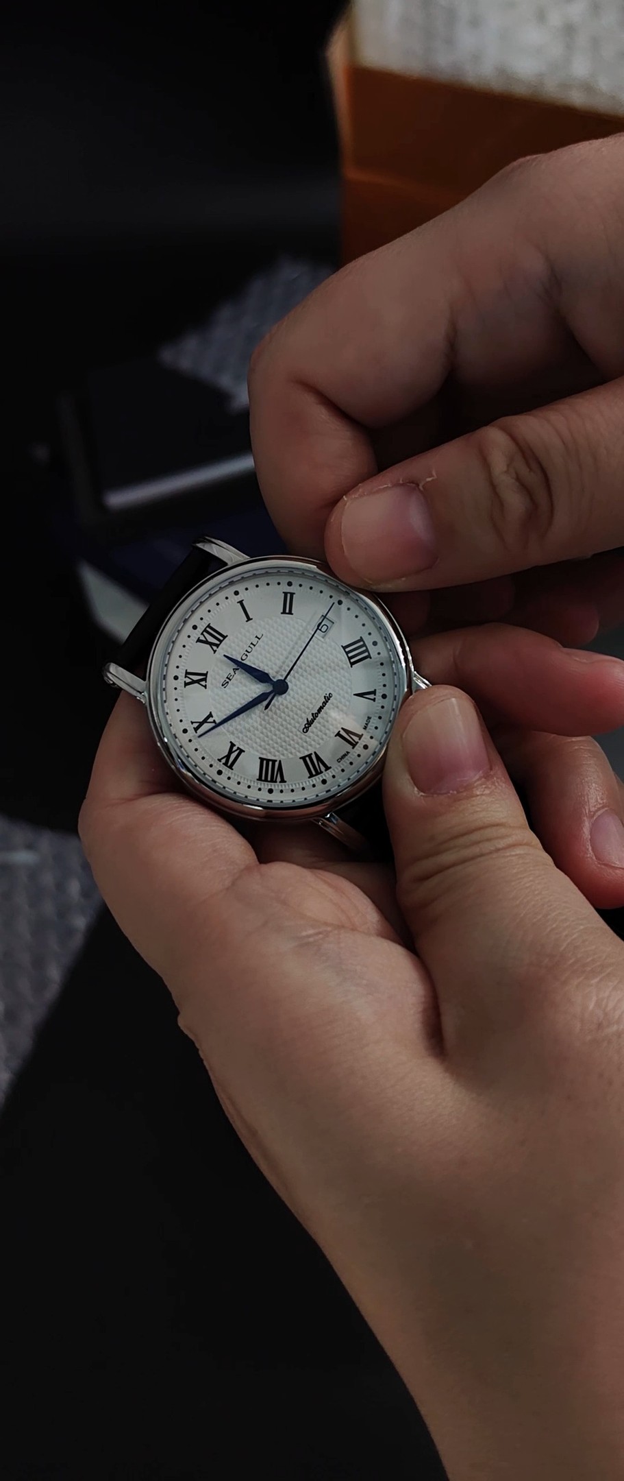 ASMR unboxing of the Seagull Roman Numerals Guilloche Blue Hands Automatic Watch. Classic design, guilloche dial, and striking blue hands for all the Roman numeral fans!
Check it out on our website today!
#watches #asmrunboxing #chinesewatches #TimepieceTuesday #chinamade #asmr #automaticwatch #timepiece #bluedial