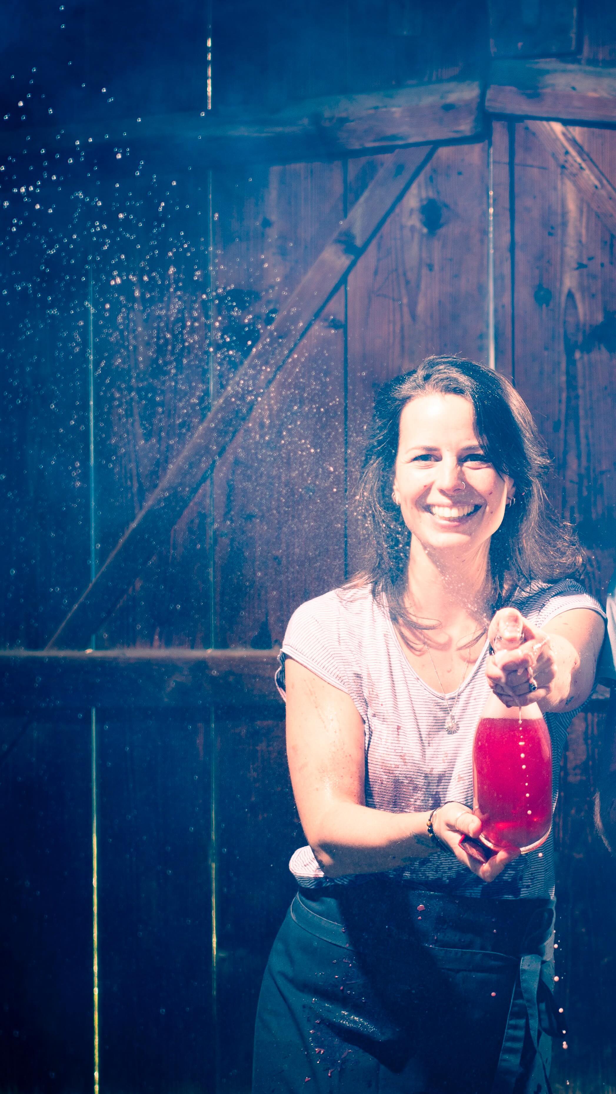 No champain, no gain! 🍾
Besucht uns zum Weinfrühling von 29. April bis 1. Mai und schaut euch unseren neuen Keller inklusive Heurigenlokal @amheiligenstein33 an - ziemlich leiwand da oben! 😎 Und Schampain gibt‘s zwar keinen, aber dafür eine ordentliche Brausebar, Wein von @robertherbstwein und vom @weingut.wandl und Käse von der @kaeseheldin (YUM) und Schmuck von @carina__bauer_ und Heurigen machen wir auch mit Chiara und Philipp und es gibts auch einen DJ, der sich DJ Confetti nennt, aber die geilsten Scheiben kennt! (reimt sich ur) 🫶🏼 Also schaut vorbei, ich trink gern mit euch ❤️ #huglsprudel #christinahugl #huglsekt #amheiligenstein33 #weinfrühling #kamptal #sabrage #organicwine #austrianwine #petnat #sekt #methodetraditionnelle #sektkönigin #blancdeblancs #langenlois