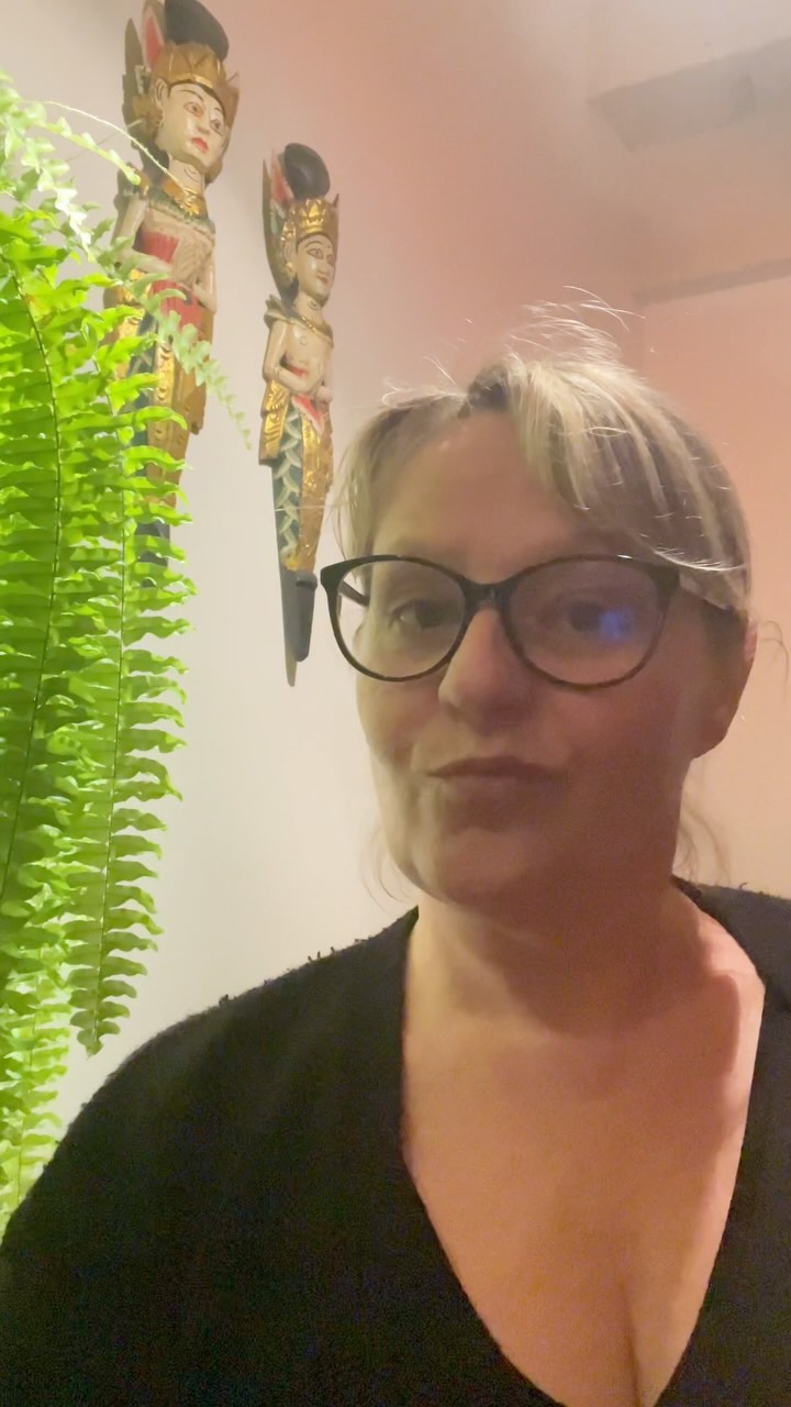 Tu as tous les symptômes d’une gueule de bois énergétique ! Tu as sûrement été exposé à des personnes toxiques, mauvaises ou à des entités et ou âmes errantes.
80% des personnes qui viennent me consulter sont des soignants ! Et oui ! Exposés à la maladie mais aussi à la tristesse ou la colère… mais aussi aux énergies lourdes de l’hôpital, aux défunts et âmes errantes !
Le corps dit stop et te met KO .
Il est temps que tu apprennes à nettoyer tes énergies.
Viens essayer un soin énergétique et tu m’en diras des nouvelles ! Je te garantis que tu vas être surpris du bien-être après soin.
Je te le garantis car c’est le retour que j’ai de 100% de mes patients !
Alors tu restes à souffrir ou tu viens me voir ?
C’est ma passion , t’aider à te sentir bien 🥰