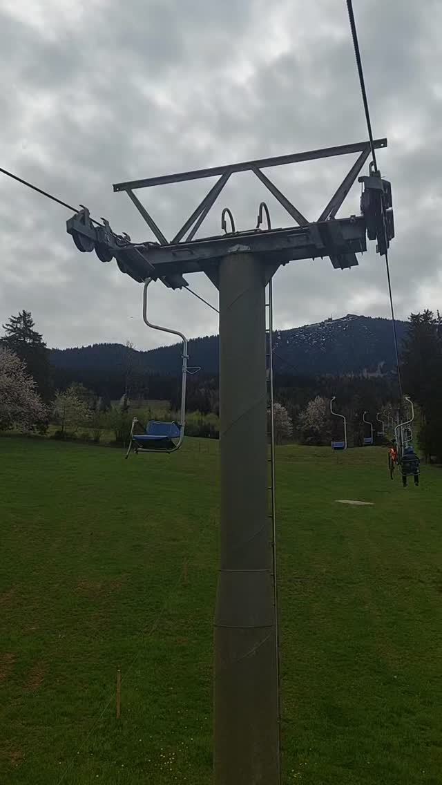 Wunderschöner Tag mit lieben Gästen auf der Hochries am Samerberg! Und das Wetter hat auch noch mitgespielt😉 Wer mag, fährt mit dem Auto zwei Minuten nach Grainbach - oder man geht direkt vom Hof weg...
Gemütlich Sessellift fahren @hochriesbahn, "Bikepark-Spielplatz" @bikeparksamerberg ausprobieren, lecker Essen @kraeuterhexe2025 mit lieb gewonnenen Stammgästen @dirk.b.1968 und @simoneball.1903 auf dem @servus.samerberg - Urlaub auf den @jana_wanderhoefe Wanderhöfen Samerberg!
Alles in einem ein toller Ausflug!
#ausflug #ausflugstipp #samerberg #bikeparksamerberg #sessellift #hochries #hochriesbahn #kräuterhexe #laufrad #wandern #wandernmitkindern #urlaubaufdemsamerberg #urlaubindenbergen #urlaubmitkindern #urlaubaufdembauernhof #ferienwohnungen #samerberg #servussamerberg #wanderhöfesamerberg #wanderhöfe #landwirtschaftsweg #weissnhof_samerberg #weissnhof