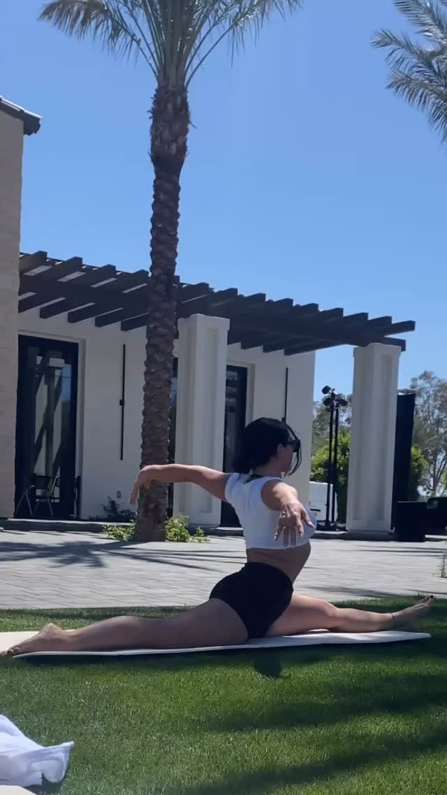 Back like I never left 🌴
Flash Giveaway time✨🤠 Grabbed some extra goodies after teaching with @gallery_houses + @vincecamuto @stagecoach & I wanna share. Like & comment ‘desert house goodies’ to enter. I’ll pick someone in 24hrs ❣️