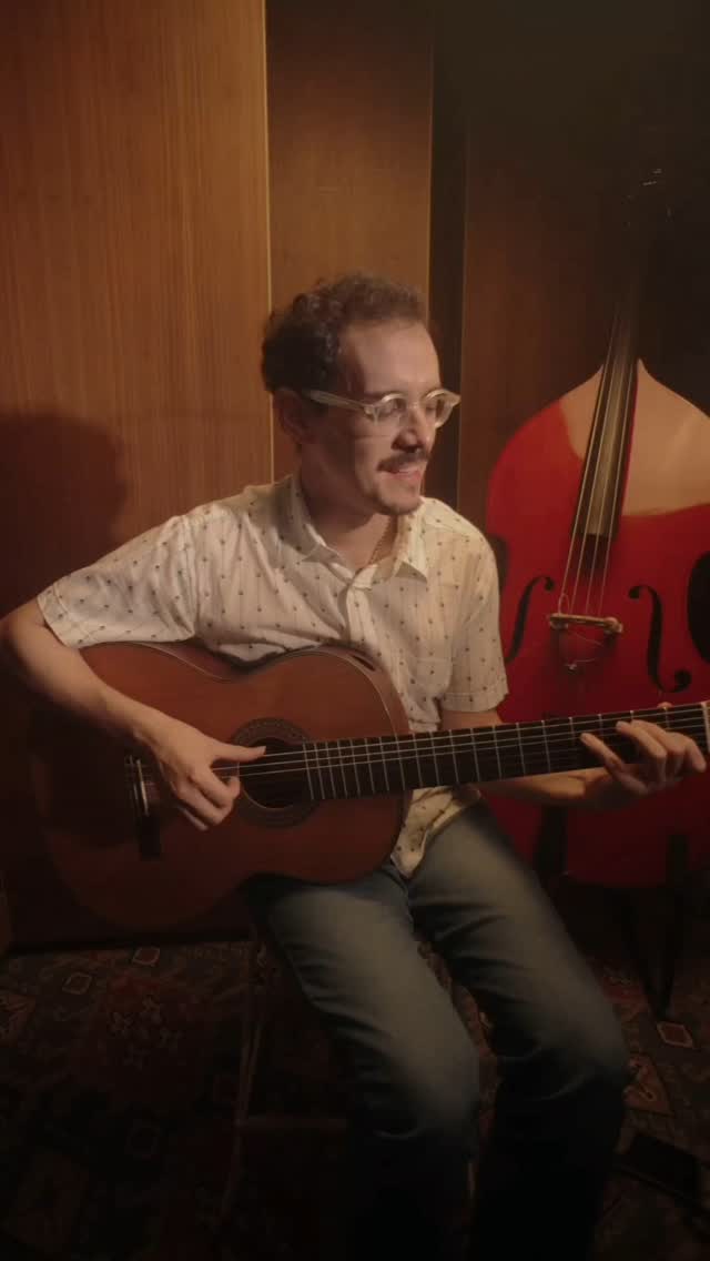 🎙️“Azul da Solidão” é a faixa mais romântica do disco.
Uma história em três tempos: encontro, separação e o que fica depois.
Vem assistir essa versão voz e violão da canção.
#pauloohana #azuldasolidão #faixaafaixa #pequenoimprevisto