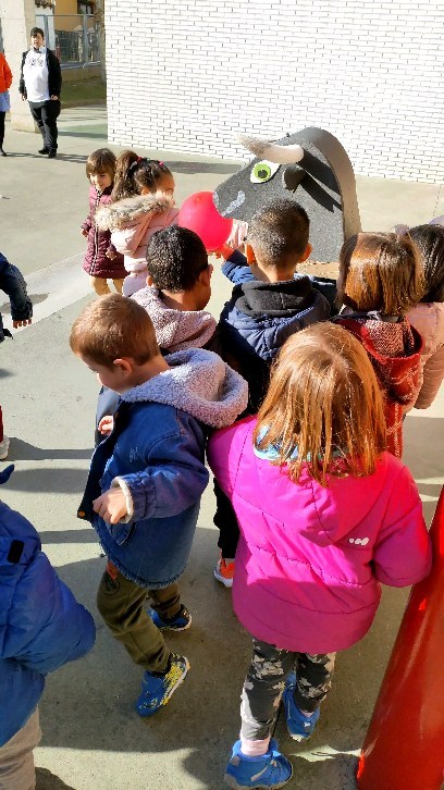 Nor naiz?
Ni-a geure nortasunaz eta existentziaz dugun kontzientzia da.
Nik-ak haurtzaro goiztiarrean du jatorria, baina identitate hori etengabe osatzen joango da. Pertsona bera bezala, Ni-a ere aldatuz eta eboluzionatuz doa, garapenaren eta metatzen dituen esperientzien arabera.
Haurrek, jaiotzean, ez dute beren gorputza besteengandik bereizten. 24 hilabete inguruan hasten da "Ni" erabiltzen bere buruari erreferentzia egiteko. Baina oraindik beranduago hasiko dira ulertzen mozorrotu ezkero ez dutela beraien identitatea galduko, edo beraien ingurukoak betikoak izaten jarraitzen dutela nahiz eta itxura aldatu.
Hau jakinda, hobeto ulertuko da zergatik haur batzuk ez duten mozorrotu nahi, edo zergatik inauterietan, adibidez, beldurtu egiten diren.
Horregatik, ikastolan eskura izaten dituzte txikitatik mozorrotzeko osagarri desberdinak: zapiak, kapelak, koilareak... Bereziki garai honetan material gehiago jartzen diegu eskura. Inork behartu gabe, beste bat izatera jolastu dezakegu eta poliki-poliki mozorrotzea jolas bat besterik ez dela ulertu. Baina haurrari entzun behar diogu beti ere.
Haurra beti erdigunean. #elizatxo ikastola #elizatxohh