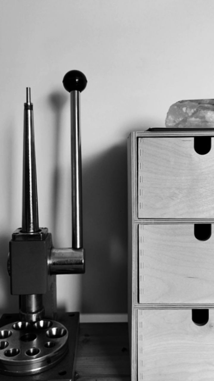 A day at the jewellery workshop. Making jewellery is a loud job!
.
.
.
#jewelrymaking #jewelrydesinger #jewelry #handmadejewelry