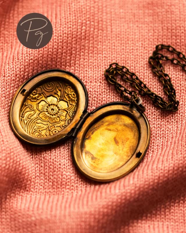 Do you have an old locket that you would like to upcycle? Here at Photogem we can clean and refresh your old locket with a new sealed image in place. Allow three weeks for completion.
#upcycle #locketsoflove #reuseoldjewellery #upcycleoldjewellery #upcycleoldgoldlockets #upcycleoldsilverlockets
