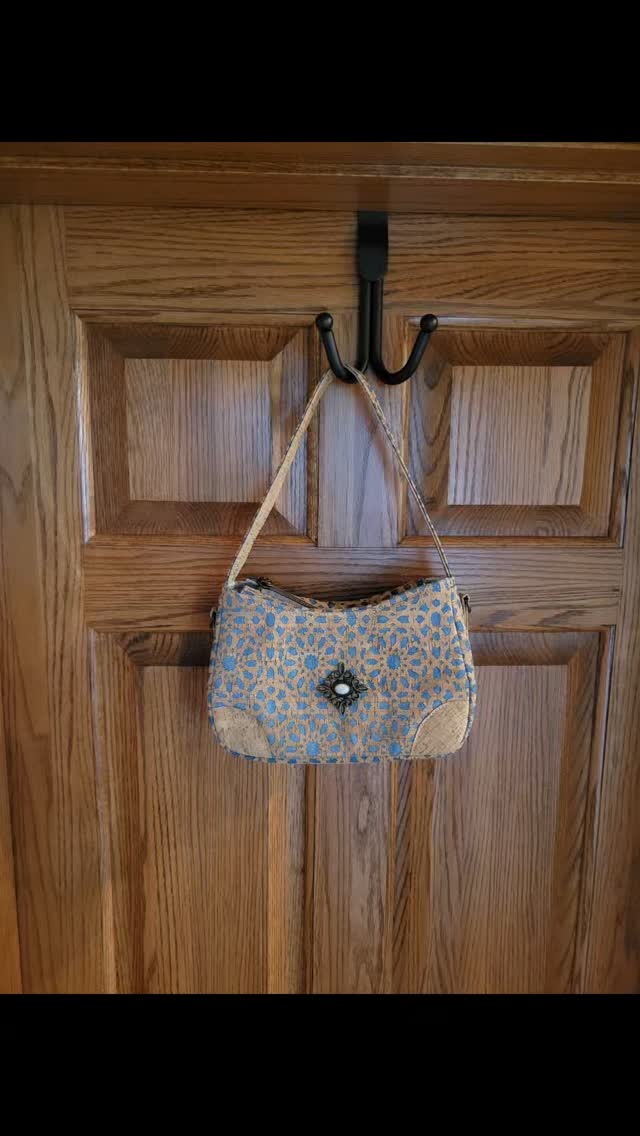 Say hello to Annabelle. This pattern is from Siah Swag Bags. I love this bag and she has so many options. I chose a shoulder bag with one slip pocket, made completely in cork and a cotton lining.
#siahswagbags #corkbags #shoulderbag #annabellebag