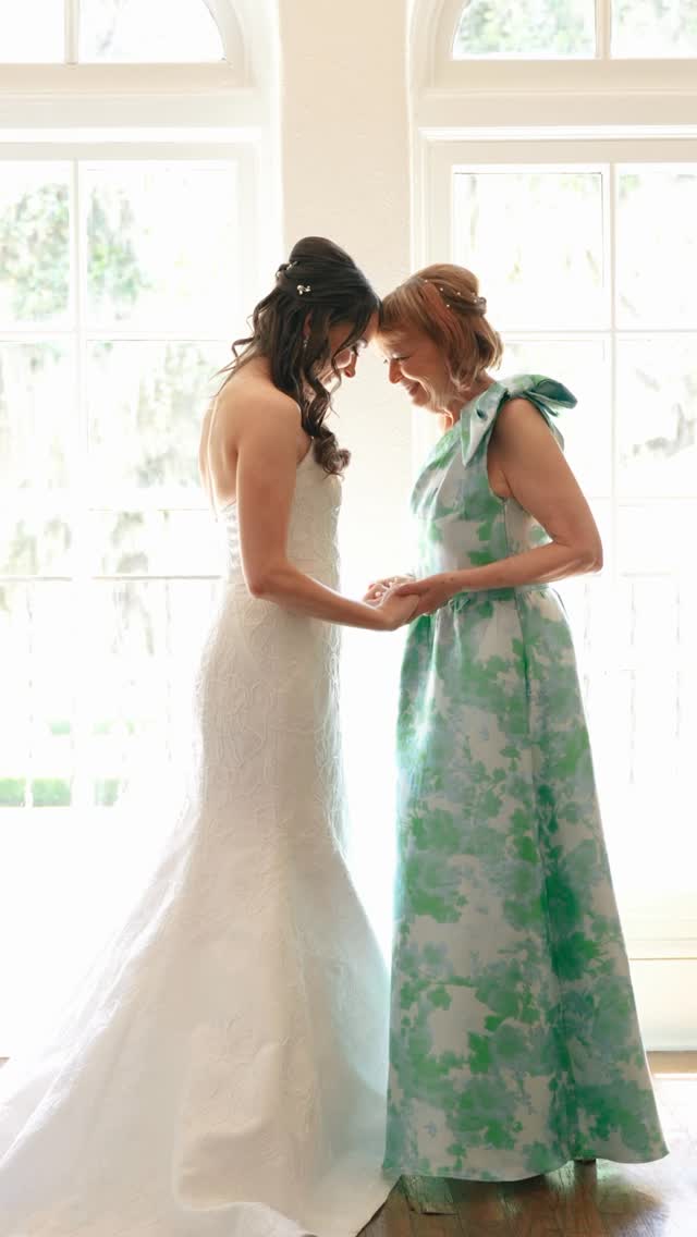 What a WEEKEND. Cheers to the Hunters! 🍾🥂✨
Videography: @goldenviewvideoco
Photography: @snapshotsbygabriela
Planning: melaniepaigeevents
Venue: @eppingforestevents
Makeup: @makeupbychristinaburns
Hair: @beyondasalon
Floral: @foxhoundfloral
Band: @wrwmusic
#orlandoweddingvideographer #jacksonvilleweddingvideographer #tampaweddingvideographer #disneyweddingvideographer #destinationweddingvideographer #eppingforestyachtclub #eppingforestyachtclubweddings #jacksonvillewedding #floridaweddings