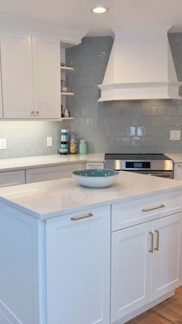 Angles? No problem! 😎 Our sleek white shaker cabinets and Calacatta quartz countertops create a timeless masterpiece in this dynamic kitchen. #KitchenGoals #CustomDesign #CalacattaQuartz #WhiteShaker #KitchenRenovation #InteriorDesign #ModernKitchen #QuartzCountertops #HomeMakeover #newjersey #KitchenInspiration #CustomCabinets