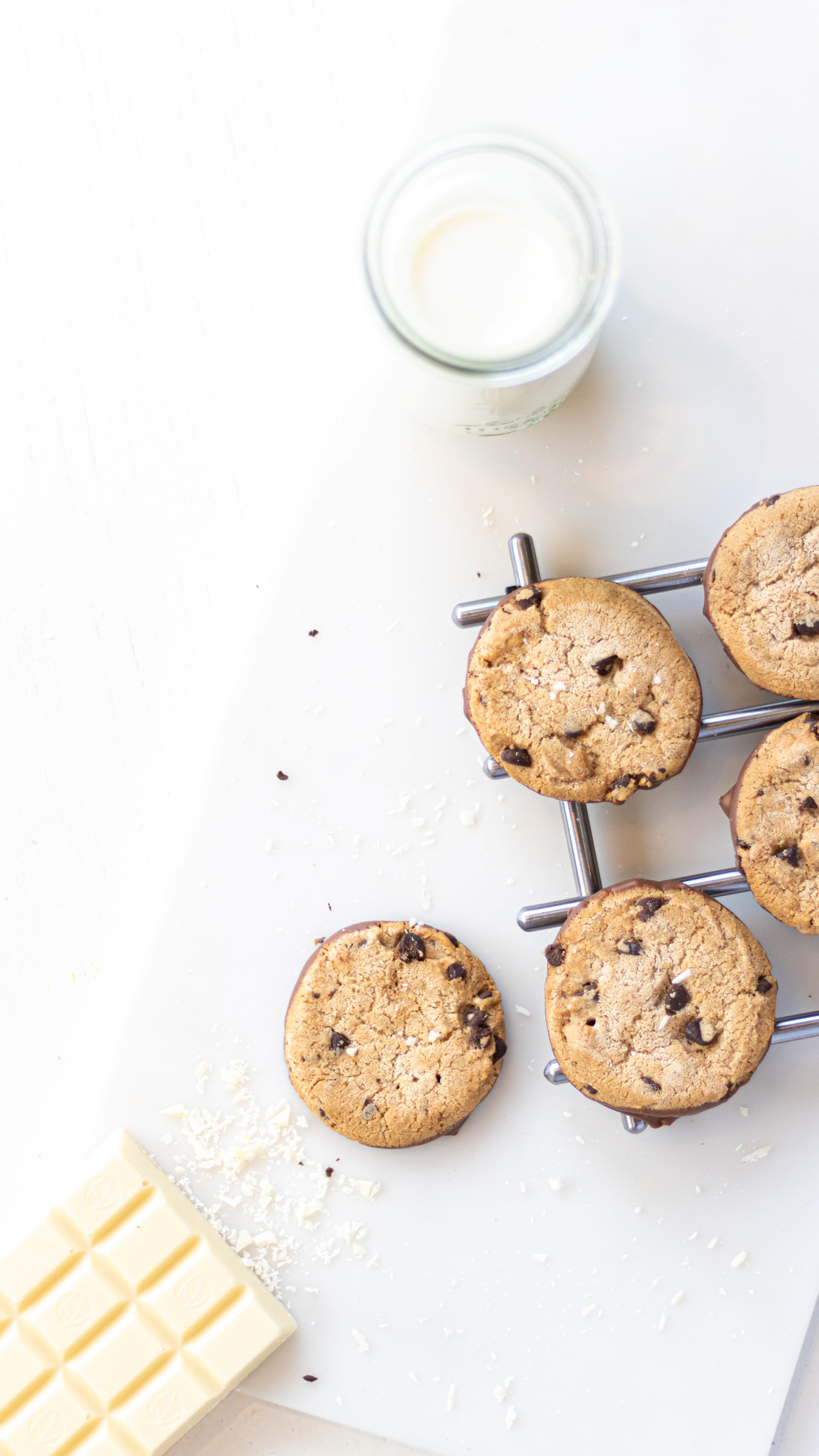 Avant quand je n’avais pas besoin des blancs d’œuf je les jetais 🙄 maintenant je les congèle au fur et à mesure et dès que j’ai 3 blancs d’œuf je fais ces petits gâteaux :
- 3 blancs d’œuf
- 80 g de sucre
- 120 g de beurre fondu
- 60 g de farine.
On fouette les blancs d’œufs en neige ferme avec une pincée de sel.
Mélanger le sucre, la farine et le beurre fondu.
Incorporer les blancs d’œufs.
Verser dans des moules type muffins.
Enfourner pour 15Min à 175 degrés environ.
Le + : on peut les personnaliser selon les envies (pépites de chocolat, sucre perlé, confiture, pâte à tartiner à l’intérieur…)
#recette #antigaspi #gâteau #biscuit #cuisine #gouter #oeuf