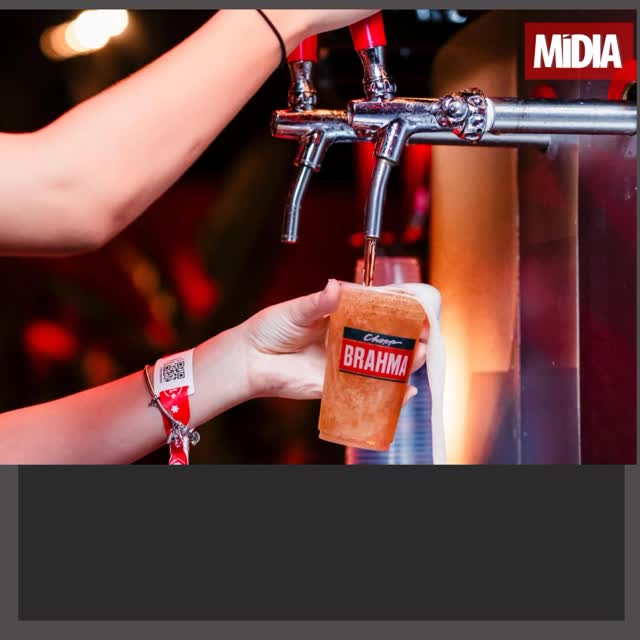 O Ribeirão Rodeo Music 2025, segunda etapa do Circuito Sertanejo, segue nos dias 30 de abril e 2 e 3 de maio. O evento conta com uma programação variada e espaços exclusivos para o público. Entre eles, o Camarote Brahma se destaca como uma opção diferenciada, que oferece um ambiente reservado com serviços personalizados. O espaço proporciona mais comodidade aos visitantes, além de uma visão privilegiada dos shows e outras vantagens que tornam a experiência no evento ainda mais completa.
No camarote, os convidados desfrutam de um serviço completo open food e open bar, com chopp Brahma sempre gelado, um buffet variado e uma seleção de drinks. O acesso ao espaço e às áreas exclusivas da marca é garantido por uma camiseta personalizada. Com uma estrutura planejada para oferecer conforto e visão privilegiada do palco, o local proporciona uma experiência diferenciada para quem quer curtir os shows com mais comodidade, além de ser um ponto de encontro de celebridades e influenciadores. Veja a reportagem na íntegra >>> link na bio