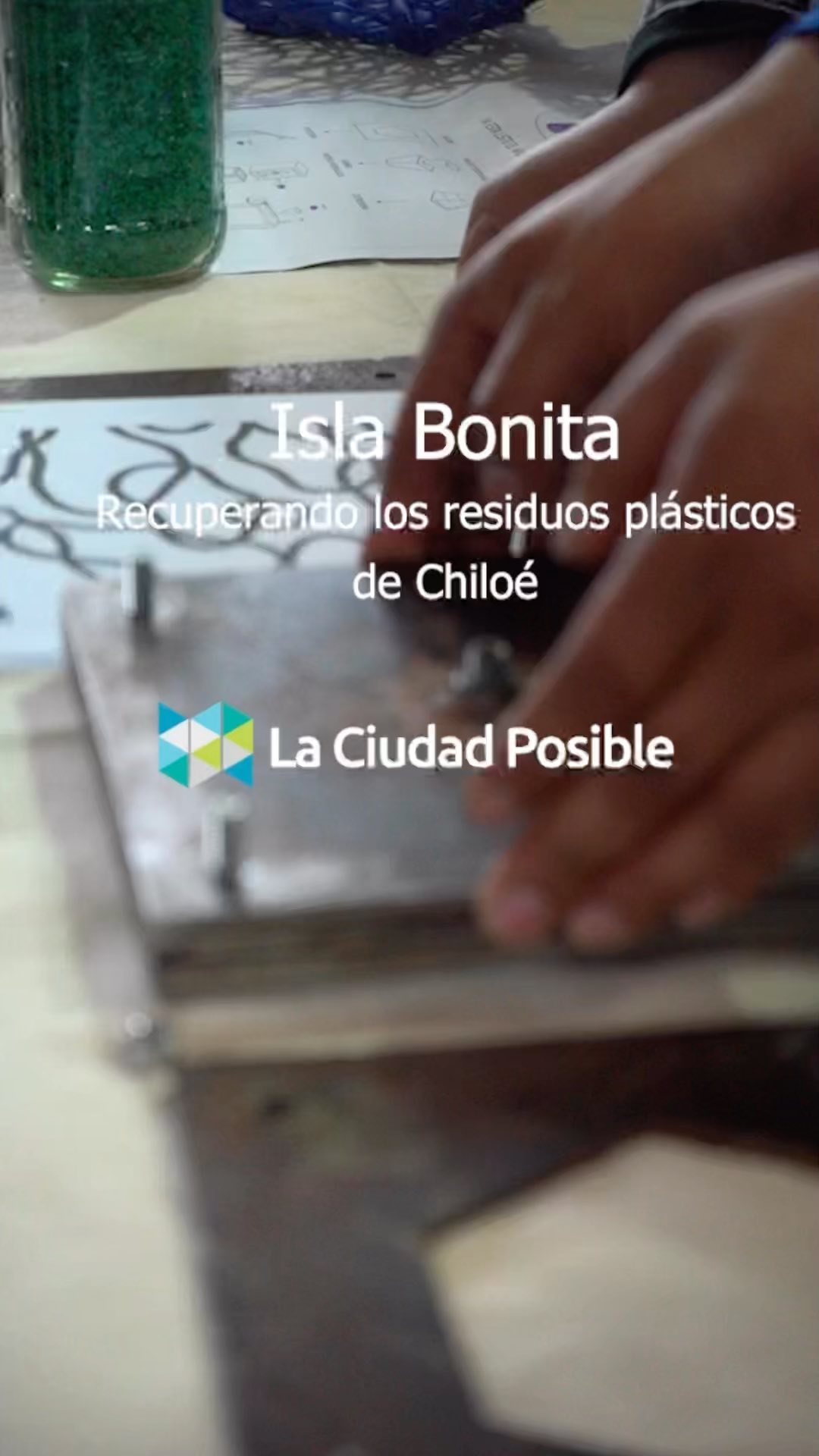 El día de ayer se conmemoró el día internacional de cero desechos. Es por esto que Claudia Jimenez, Directora de La Ciudad Posible y Directora diseño de la Universidad Católica de Temuco, nos muestra y explica una de las líneas de acción de La Ciudad Posible. ♻️💚🌎
➡️ Con el fin de aportar en la regeneración del Archipiélago de Chiloé, con La Ciudad Posible estamos recuperando residuos de la naturaleza transformándolos en nuevos productos, y con estos productos, poder generar trabajos dignos y colaborativos para artesanas y artesanos de la isla.
➡️ Además estamos fortaleciendo las redes locales de gestión de residuos y así ir avanzando en la promoción de la economía circular.
Les enviamos un gran abrazo a todos y todas quienes aportan un granito de arena para colaborar en esta misión de reducir los desechos que lamentablemente, hoy, abundan en la naturaleza. 🙏🏽🌎