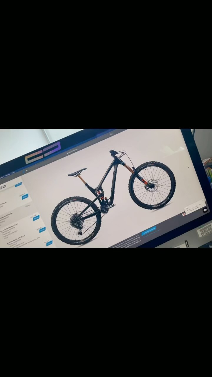 Unica en su clase! La 🚀 @propainbikeschile #propainbikes #spindriftcf29 de @benja_corralg lista para viajar el viernes al #ews.
Apoyando a los mejores 🤟🏽
Custom Kit Lunar Gold + graficas