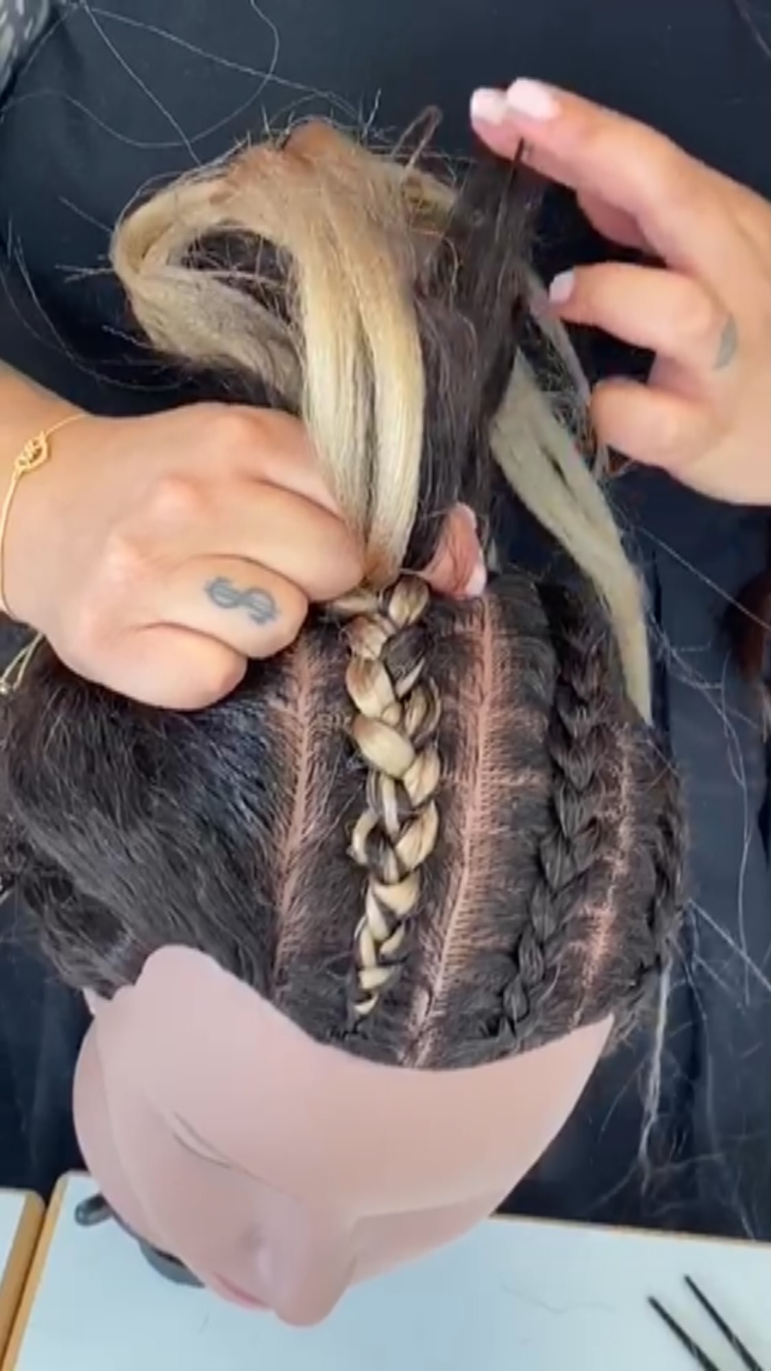 Cornrows mit und ohne Kunsthaar.
Das alles und noch einiges mehr könnt ihr in unseren Workshops lernen.🍁🍂🍁
#cornrows
#throwbackthursday
#protectivestyles
#karitéclassics
#feedincornrows