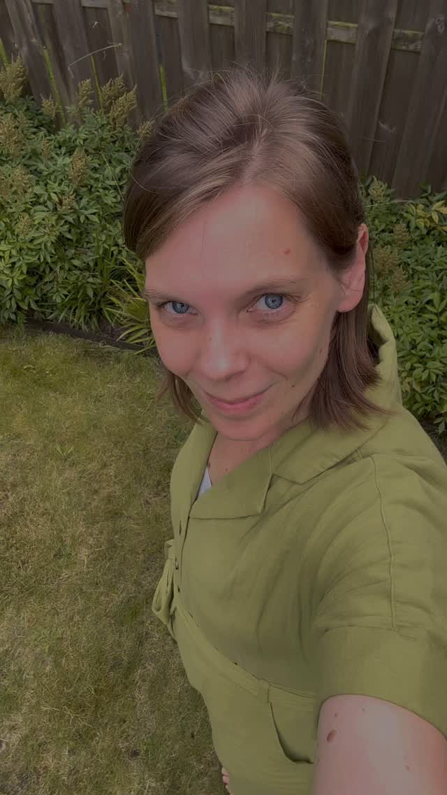 ‘Ik weet gewoon van mezelf dat ik het niet ga doen’, zei ze.
En nee, we hadden het hier niet over een (yoga)les van 90 minuten..
Hadden we het over een retreat van een hele dag? Nee, ook niet.
We hadden het over een ademoefening. Van twee minuten.
En ik herken het, echt. Je bent druk. Hebt veel aan je hoofd. Er is altijd iets dat NU aandacht en energie vraagt.
Maar zal ik eens een open deur intrappen: dat is juist een moment om wél die twee minuten voor jezelf te pakken. Wist je wel toch? 😌😉
Het AdemNoodpakket is bijna klaar! Wil jij als eerste toegang, en ook nog eens met een fijne early bird korting? 🐥Reageer dan hieronder met een ☀️ en ik stuur je de link en kortingscode! 😘
#ademwerkdriebergen #ademwerkzeist #ademwerkdoorn #ademwerkutrecht #ademnoodpakket #bewustademen #ontspanning