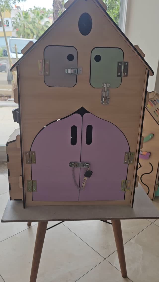 "Küçük Kaşif" Busyboard Evi – 8ay ve üzeri çocuklar için eğitici oyuncak
Bebeğinize tek bir evde keşiflerle dolu bir dünya hediye edin! "Küçük Kaşif" busyboard evi; güvenli, renkli ve çok işlevli bir eğitici oyuncaktır. Çocuğunuzun oyun oynarken öğrenmesini ve gelişmesini destekler.
Evde neler var:
50’den fazla gelişim öğesi: dişliler, bağcıklar, kilitler, fermuarlar, düğmeler, abaküs, labirentler ve daha fazlası
Geometrik şekillerle sorter – şekilleri tanıma ve düşünme becerisini geliştirir
Hareketli akrep ve yelkovanı olan saat – zamanı öğrenme için
Açılabilen kapaklar – merak ve motor becerileri destekler
Işıklı ve dokunsal öğeler – dikkati çeker ve ilgiyi sürdürür
Giyinme becerilerini geliştiren detaylar – bağımsızlık için hazırlanır
Ailelerin neden bizi tercih ettiği:
Kaliteli ahşaptan yapılmış, su bazlı güvenli boyalarla renklendirilmiştir
Sivri köşe veya küçük parça yok – tamamen güvenli
Pastel tonlarda evrensel tasarım – her ortama uyum sağlar
Yaş günü, yılbaşı, doğum günü gibi özel günler için harika bir hediye
Ölçüler: 75×46,5×46,5 cm
Önerilen yaş: 8ay – 5yaş
Bırakın çocuğunuz oyunla büyüsün ve gelişsin —"Küçük Kaşif "busyboard
Dm'den bilgi alabilirsiniz 😊
#antalya #türkiye #montessorioyuncak #ahşapoyuncak #aktiviteoyuncağı #çocukgelişimi #busyboard #çocukbecerileri #aktivitetahta #анталья #турция #монтессори #игрушкииздерева #ращвивающиеигрушки #развитиеребенка #бизиборды #бизидомик #способностиребенка #развивающаядоска