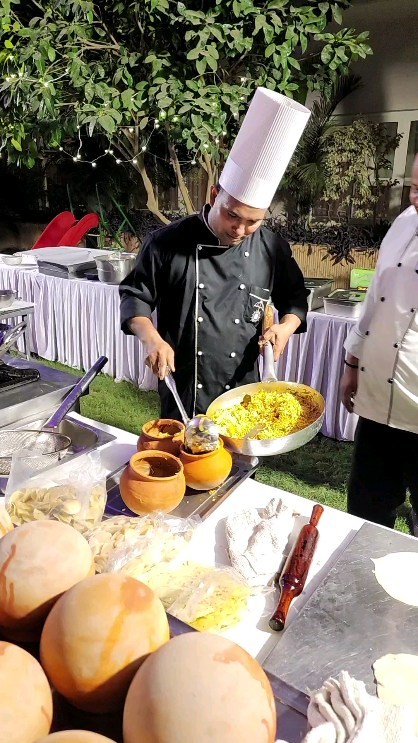 Authentic dum biryani and kebabs live in aKaiser Baag. Reserve your table now and enjoy this delicious preparation in our courtyard.
6307338624 / 9453332566