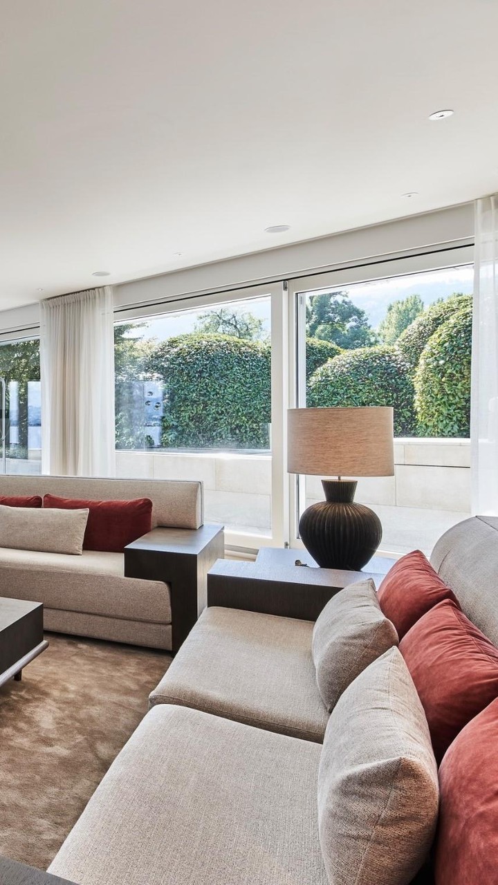 ✨New project✨
This living and dining space has been fully transformed into a symphony of modern elegance. The old stone floors were exchanged for a warm oak parquet, floor plan adjustments were made to open up a space, and a whole new kitchen was installed with the newest materials and products. One of the highlights is the granit cube wall, sourced from the rarest corners of the Italian mountains.
Every detail has been carefully crafted, including all new interiors, matching decor, a captivating lighting system and harmonious carpets and textiles.
#remodel
#homerenovation
#interiordesign
#interior
#transformation
#elegance
#renovation
#switzerland
#livingspaceinspo
#inspiration
#living