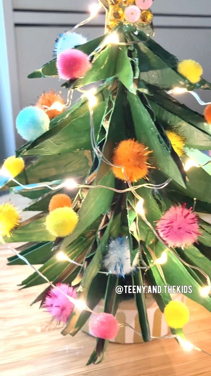 𝗖𝗵𝗮𝗺𝗽𝗮𝗴𝗻𝗲 𝘁𝗿𝘂𝗳𝗳𝗹𝗲𝘀 𝗮𝗻𝗱 𝗴𝗹𝗶𝘁𝘁𝗲𝗿𝘆 𝗽𝗼𝗺𝗽𝗼𝗺𝘀 ✨🥂
Have you tried visualising a creation while looking at a random object?
If you’re searching for inspo 🤔💭 head over to that draw, shelf or box you have of odd bits and bobs. ✨
OR pull out a couple of things from your recycling and start to visualise their potential together🕵🏻♀️👀♻️
An idea might not come immediately 💡but keep them to one side til you get chance to create ✍🏻🎨
➡️ Alternatively:
✍🏻 Sketch out something you’d like to make and root through your stuff to find your objects.
My objects 🤹🏻♀️
🍪 an old wooden biscuit stamp
🍫 chocolate box lid @fortnums
📦 cardboard scraps
🟩 green paint
🟡 pompoms
✨ fairylights
What things have you created from objects you wouldn’t normally associate? 🤔
.
.
.
#christmastree #cardboardcrafts #kidsactivities #recyclerpourjouer #ourupcycledplay #keepthementertained #craftychristmas #diycrafts #fantasyhasreallynolimits #diychristmas #diychallengederwoche #funbudgetplay #completementcraft #creativemamacrafts #cardboardboxcreative #recycleandplay #cardboardplay #christmascardboardplay #festiveplayalltheway #bastelnmitkindern #funlovingcrafts #createrecycleandplay #letscardboard #kidscraftsagram #kidscrafts101 #manualidadesparaniños #playandcreatetoday #occuperlesenfants #getcreativewith #activitenoel