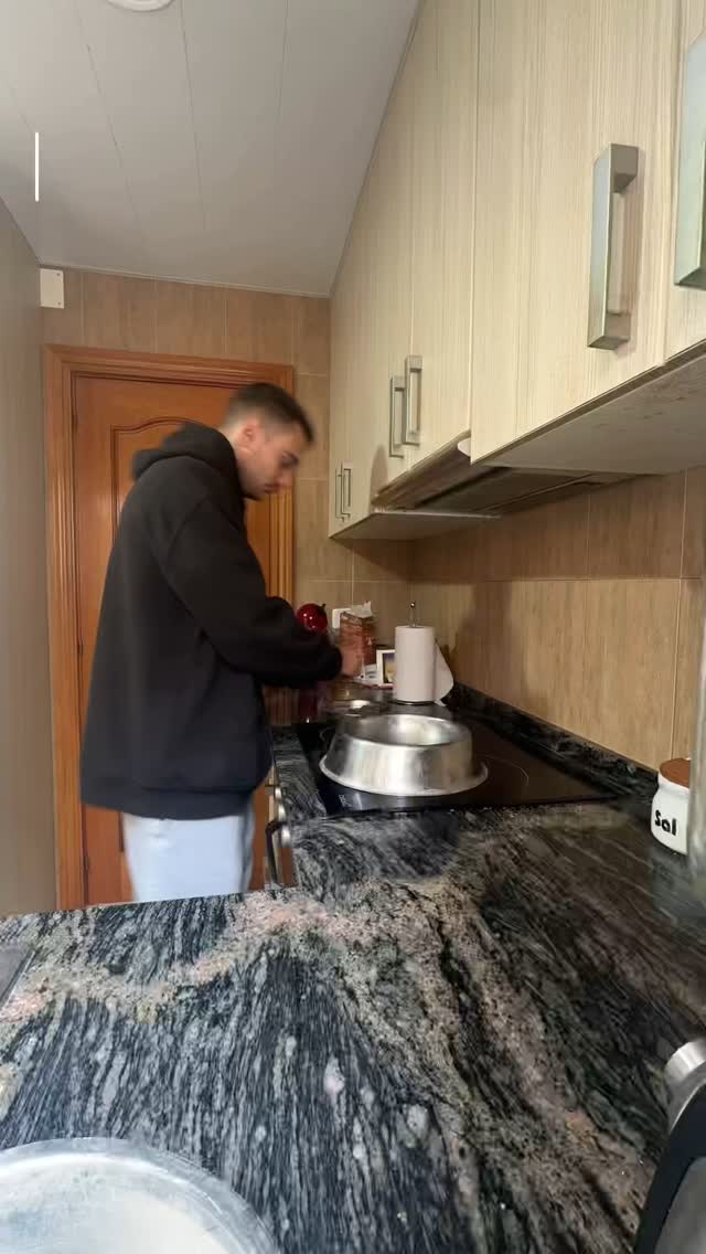 ¿Quieres mejorar la salud de tu perro de forma natural?👇
En este reel te enseñamos a preparar Golden Paste: una mezcla de cúrcuma, aceite de coco y pimienta negra que puede transformar su bienestar desde dentro.
¿Para qué sirve?
✨ Antiinflamatoria → ideal para artrosis o displasia
✨ Mejora digestiva → para estómagos sensibles
✨ Refuerzo inmunológico → previene enfermedades
✨ Antioxidante → protege contra el envejecimiento
✨ Apoyo hepático → útil con alergias o medicación
¿Para quién?
• Perros senior o con problemas articulares
• Perros con alergias, picores o inflamaciones
• Perros en tratamiento médico
• ¡Y también como prevención para perros jóvenes y activos!
Dosis recomendada:
✅ 1/4 cucharadita por cada 10 kg de peso, 1 vez al día
✅ Introdúcelo poco a poco en su dieta
La salud empieza en su cuenco.
Demuéstrale tu amor también desde la cocina.
Guarda este reel y síguenos para más tips de salud y educación canina 💛
#dogtraining #educacioncanina #alimentacioncanina #nutricionanimal #goldenpaste