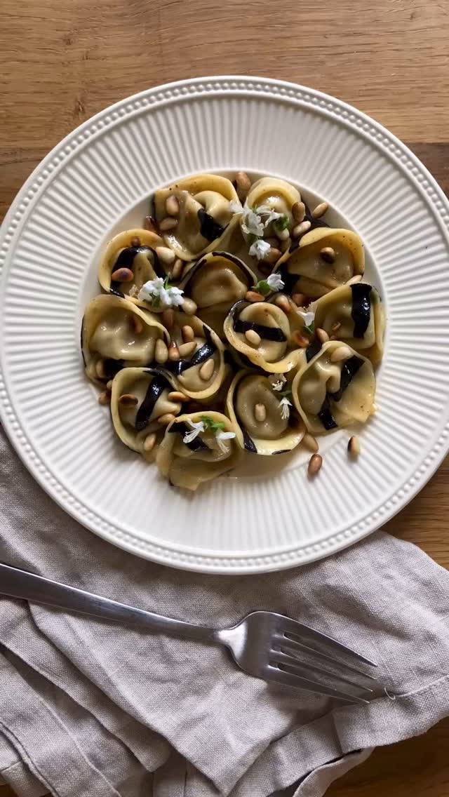 Added some sepia dough in a criss-cross and made these beautiful black and white cappelletti 🤍🖤 one of my favorite shapes to make!
•
•
•
•
•
#freshpasta #pastafresca #homemadepasta #pastalovers #foodie #eattheworld #foodforthesoul #goodmoodfood #pastalover #feedfeed #italiancooking #onmytable #girlswithgluten #chosepasta #foryoupage #explore #workshop #pastatools #italiantools #brasspastatools #madeinitaly