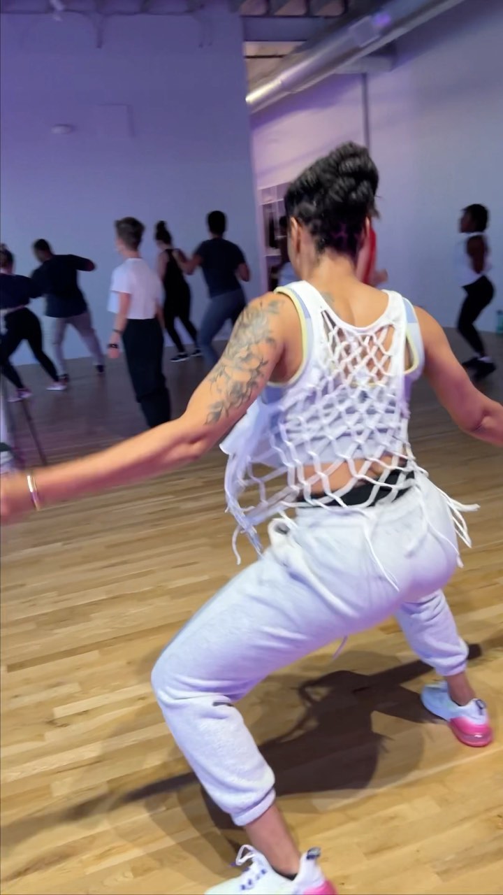 First Friday Freek-a-leek Hip Hop was 🔥 Thabk you to everyone who came out and BIG thank you to @taraj.jackson for encouraging all of us to be free on the dancefloor. This is what it’s all about.
#dancelifestyle #positivemindset #positiveselftalk #hiphopdance #freekaleek #peteypablo #firstfridayskc #nkc #northkansascity #freedanceclass