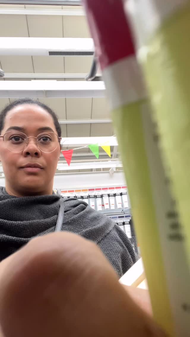 Okay, kleine Life-Changer-Info für alle, die mit Farben arbeiten: Dieses kleine Quadrat-Symbol auf der Farbtube? Ja, genau das – das sagt dir, wie deckend die Farbe ist!
• Voll ausgefüllt = deckend
• Halb ausgefüllt = halbtransparent
• Leer = transparent
Wie oft habe ich mich bitte gefragt, warum meine Farbe nicht richtig abdeckt oder warum ich tausend Schichten brauche?! Und dann war die Antwort die ganze Zeit direkt vor meiner Nase… literally auf der Verpackung. Hast du es gewusst?
Wenn du also das nächste Mal im Kunstladen stehst oder deine Farben sortierst: check das Quadrat!
Deine Nerven werden’s dir danken.
#künstlerlife #maltipp #farbtube #arttipps #kreativcommunity #wusstestdu #arttok #deckkraft #farbenkunde #creativehacks