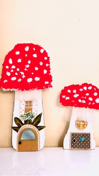 📣 This is a post for the people who tell me:
❗️they have no special materials to make ART 🎨
My response…
🤓 You do NOT need posh products to make ART
💡IDEAS FOR YOU💡
👉🏼 Have a look through your recycling and pull out a few bits.
Ask yourself (or your kiddos):
🤔 “What could this be turned into?”
Art isn’t about buying expensive products. ❌
✅ It’s about using what you have at your fingertips 🖐🏼, and with your imagination 💭 to create something awesome 🤩
So. We made some cute mushrooms. 🍄🍄🍄
Here are the materials you need (with suggestions in case you don’t have the following):
📦 Cardboard
◻️ Polystyrene ➡️ or cardboad
🖌 Red paint ➡️ or felt tip ➡️ or an old red lipstick 💄
🎀 Tulle ➡️ TP 🧻
⚪️ Modeling paste ➡️ Paint ➡️ Buttons
Voila!! 🌟
Let us know what you pick out of your recycling! 🤩♻️
Remember to save this post for future reference!……………😉👇🏻
.
.
.
.
Red paint and tulle @action.france
Modelling paste
@sostrenegrene
.
.
.
.
#learningthroughart #diycraft #recycleandplay #recyclereuse #diyinspiration #funbudgetplay #kidscrafts #themagicinnovember #bastelnmitkindern #outdoorplay #cardboardplay #spielideen #activitemanuelle #playandcreatetoday #funlovingcrafts #sustainablecraft #proyectoseducativos #rdveveilaudiy #completementcraft #mumschooloffun #activities_outofthebox #raisingawildartist #kidscrafts101
#kreativmitkindern #mamancreative #homeschoolingideas #diychallengederwoche #activitiesandcraftsforkids #kidsartactivities #1000hoursoutside