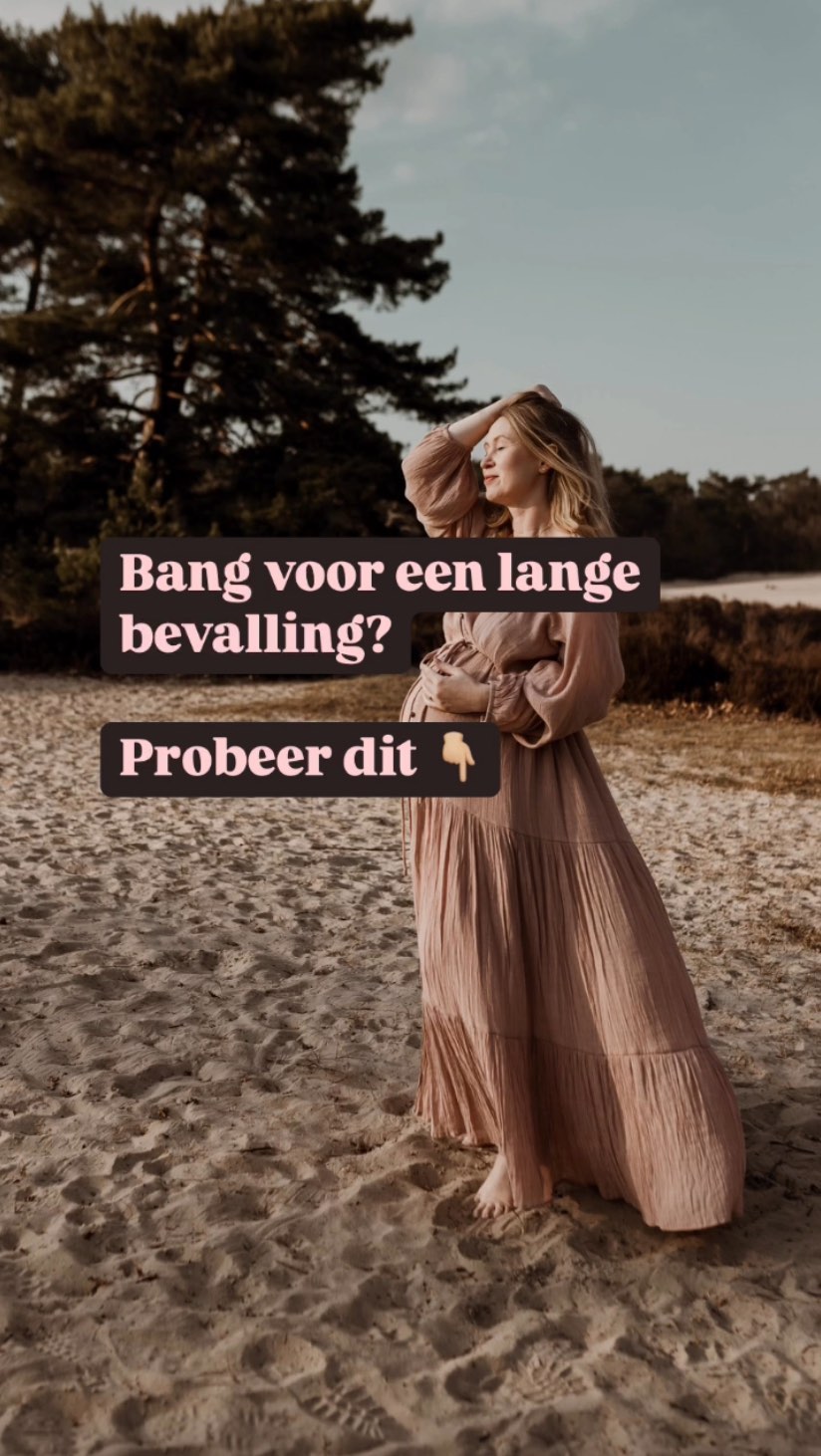 Heb je hier al wel eens van gehoord? 🤰
Er zijn een aantal onderzoeken die laten zien dat het eten van dadels voor een snellere ontsluiting van de baarmoeder kan zorgen. 💥
Het zijn kleine studies, dus het bewijs is nog niet heel erg overtuigend, maar de studies lieten zien dat het eten van dadels in de weken voorafgaand aan de bevalling kan bijdragen aan:
💜 Een kortere bevalling
💜 Minder weeënopwekkers nodig
💜 Vaker een spontane bevalling
💜 Een kortere latente fase
🌴 Dadels zitten behoorlijk vol met suiker, maar ook met vezels en vitaminen. Dus met mate zijn ze best gezond om te eten. Het advies is om de laatste vier weken van de zwangerschap zo’n 3-6 dadels per dag te eten.
😂 En ik heb het voor je getest!! Gedurende mijn laatste zwangerschap ben ik na 36 weken bijna iedere dag dadels gaan eten. Bijna, want soms vergat ik het gewoon. 😫 Ze kwamen op het laatst wel echt mijn neus een beetje uit..
Of het aan de dadels lag zal ik natuurlijk nooit weten, maar om 22.30 braken mijn vliezen spontaan en om 02.01 had ik mijn baby in mijn armen. Oftewel een bevalling van 3,5 uur. Het was 3,5 uur hard werken, maar ik zou het zo weer doen!
👉🏼 Als je graag een korte en spontane bevalling wil, kan je het altijd proberen toch?
Ga jij het proberen? Waarom wel of niet?
Of heb je dit misschien al gedaan? ✅ Laat je het even weten?
#dadels #bevalling #kortebevalling #ontsluiting